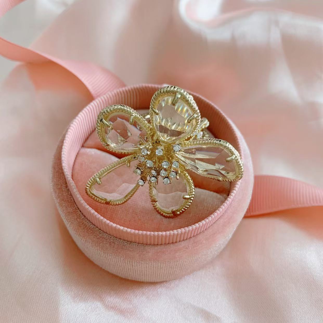 Wholesale European and American Style Crystal Flower Ring for Women,  Zinc Alloy Adjustable Open Ring for Index Finger,  Cross-Border Wholesale Starting from