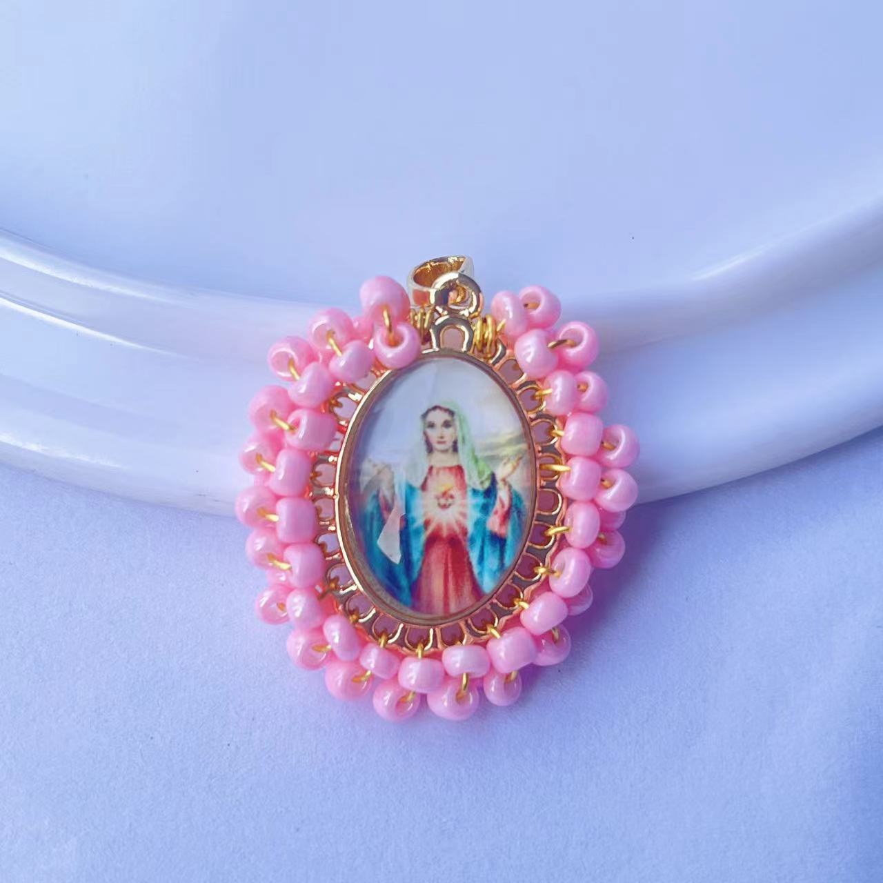 Wholesale Gold hand-woven millet bead oval portrait pendant female jewelry  necklace pendant