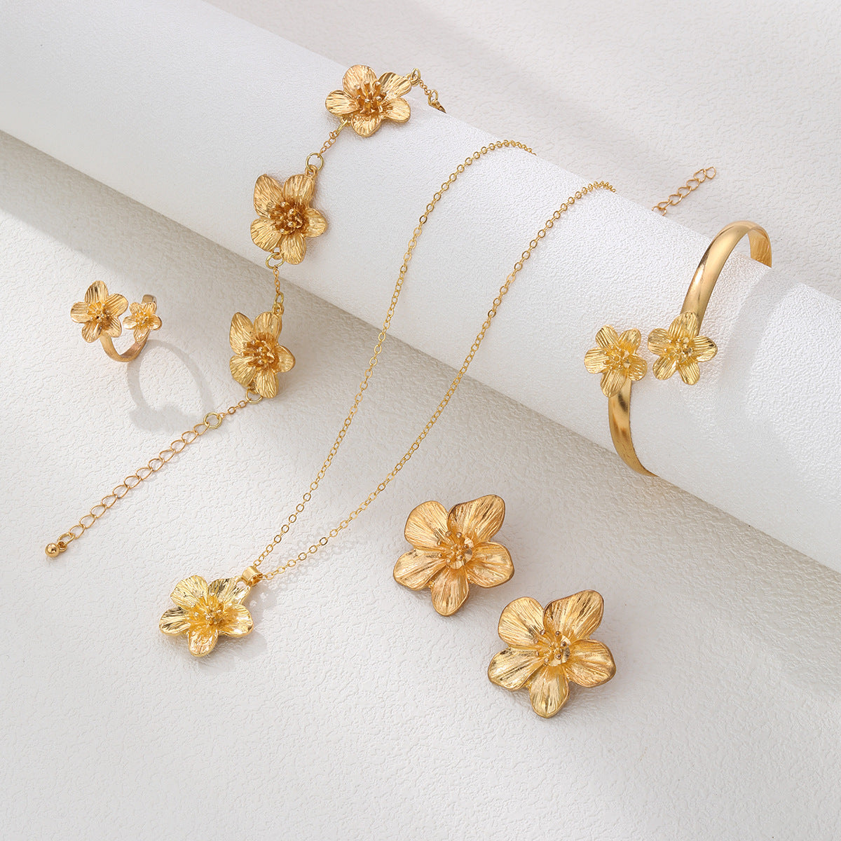 Wholesale Vintage Gold Flower Jewelry Set With Necklace Bracelet Ring Earrings Alloy Electroplated Party Wear Accessory