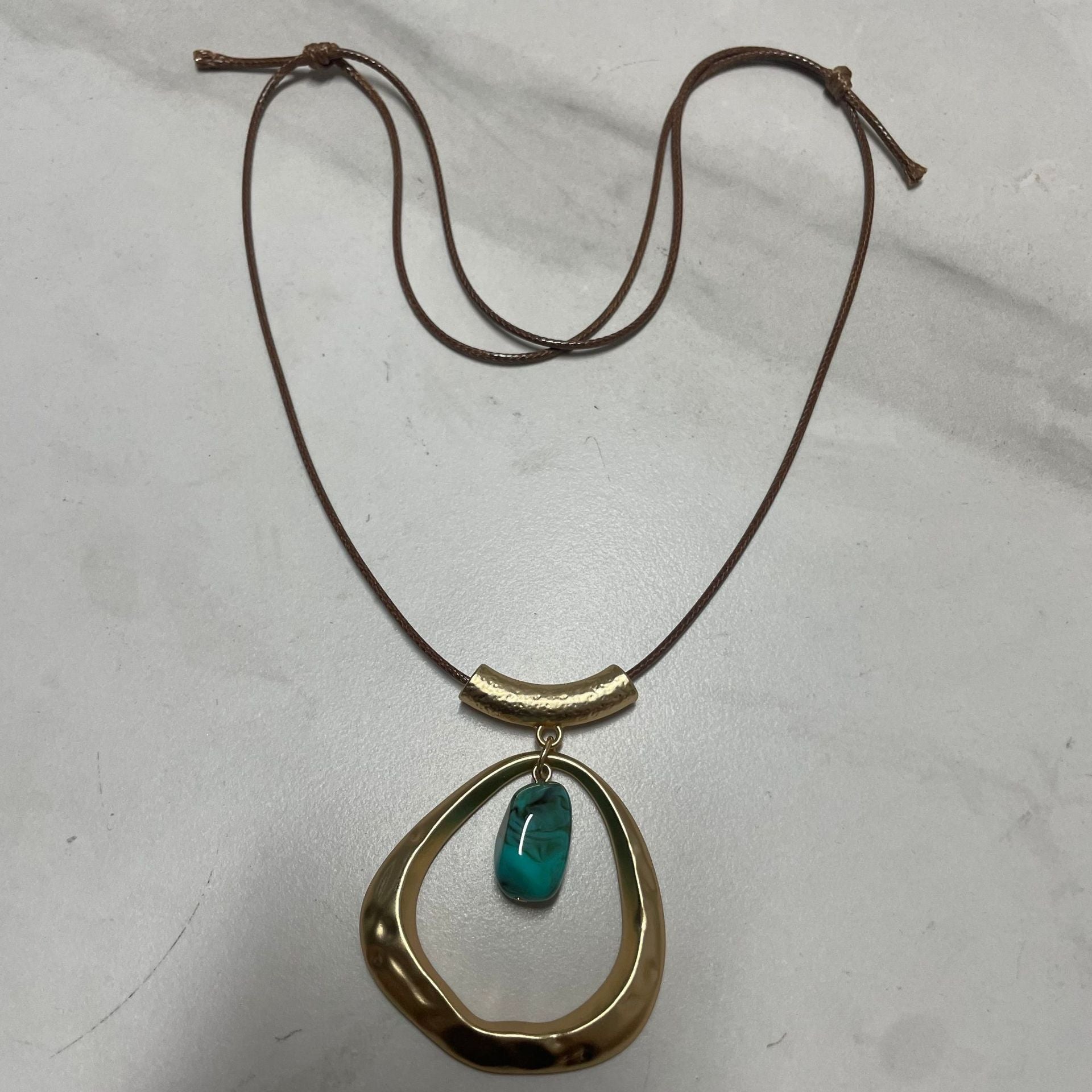Wholesale Modern Geometric Drop Resin Pendant Necklace For Women Irregular Agate Pattern Gold Tone Fashion Jewelry Accessory Gift