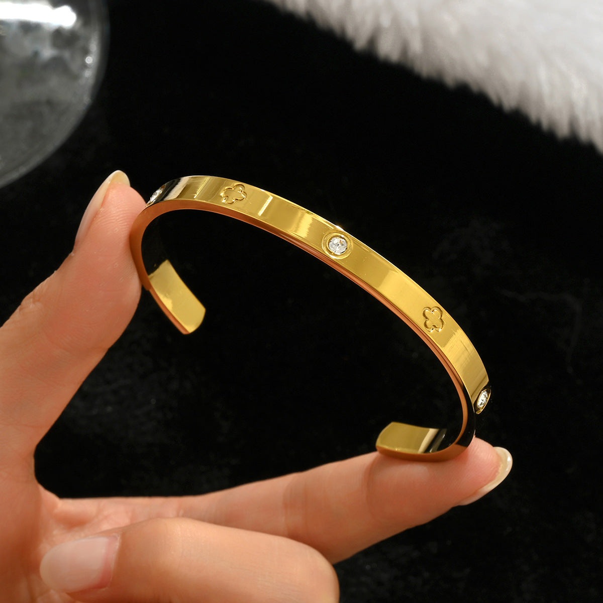 Wholesale Titanium Steel Gold Electroplated Studded Bracelet Set Fashion Jewelry Accessory