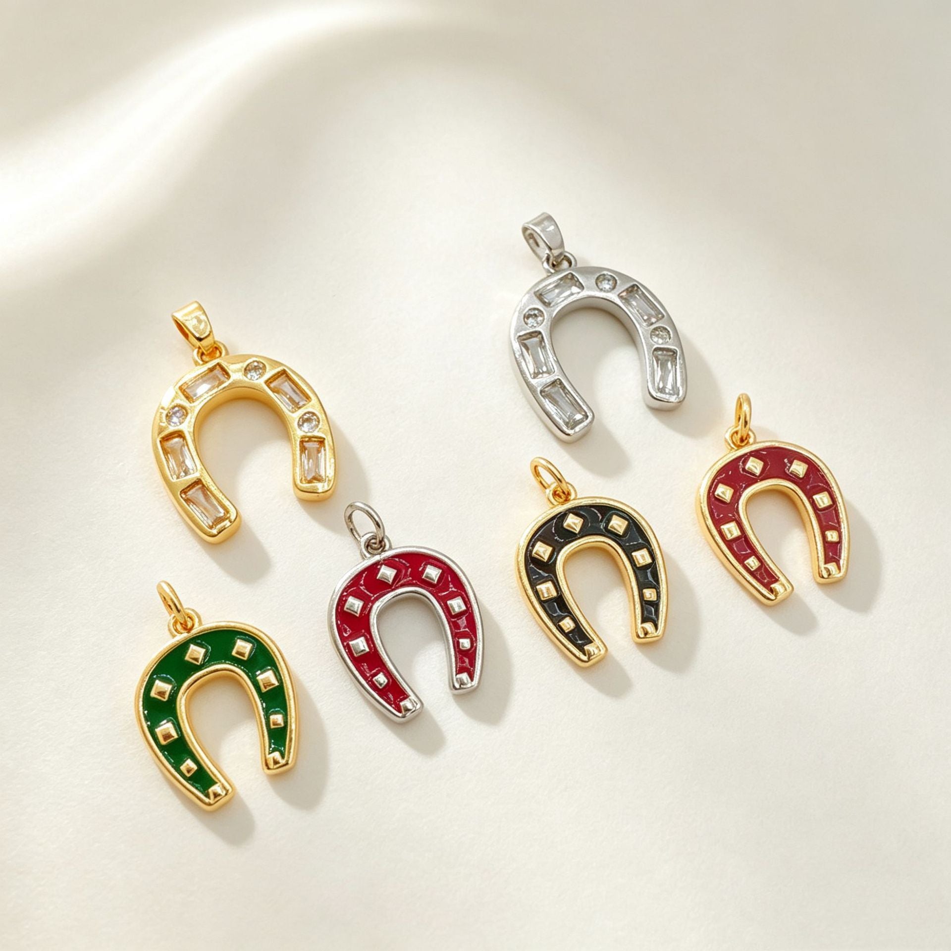 Wholesale Light Luxury Horseshoe Zircon Pendant Necklace,  Copper with 18K Gold Plating,  Jewelry Accessory