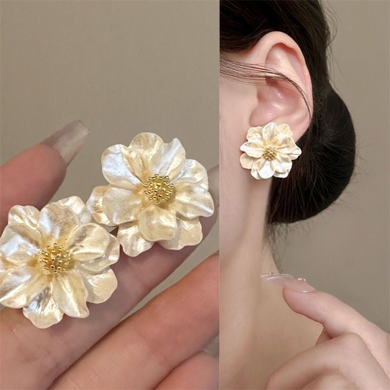 Wholesale French Vintage Camellia Flower Earrings Alloy Electroplated Jewelry Accessory