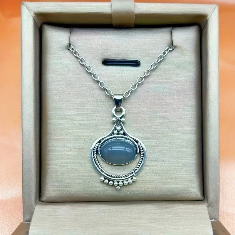 Wholesale Vintage Pattern Oval Gemstone Pendant Necklace