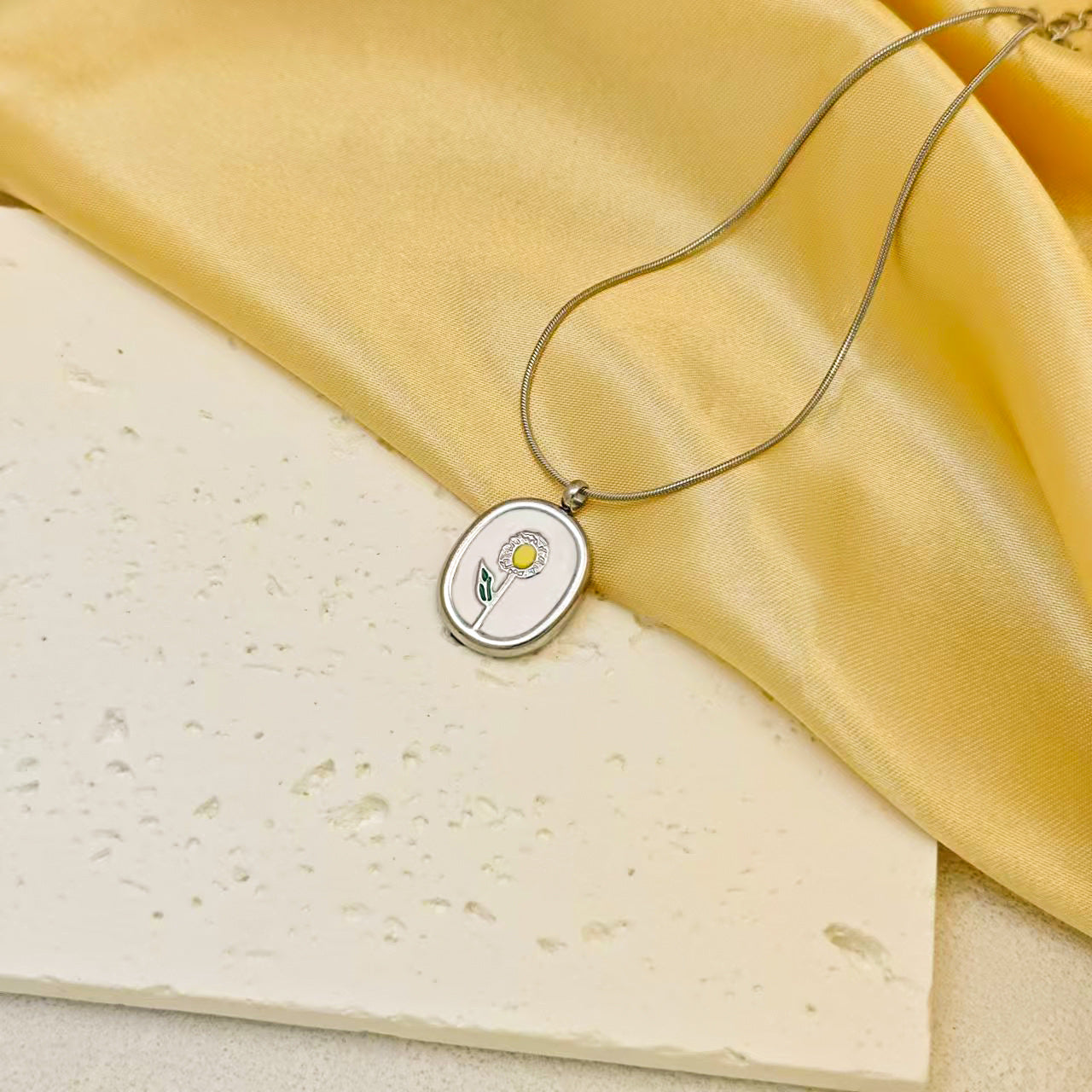 Wholesale French Retro Oval Flower Pendant Titanium Steel Necklace Trendy Fashion Accessory