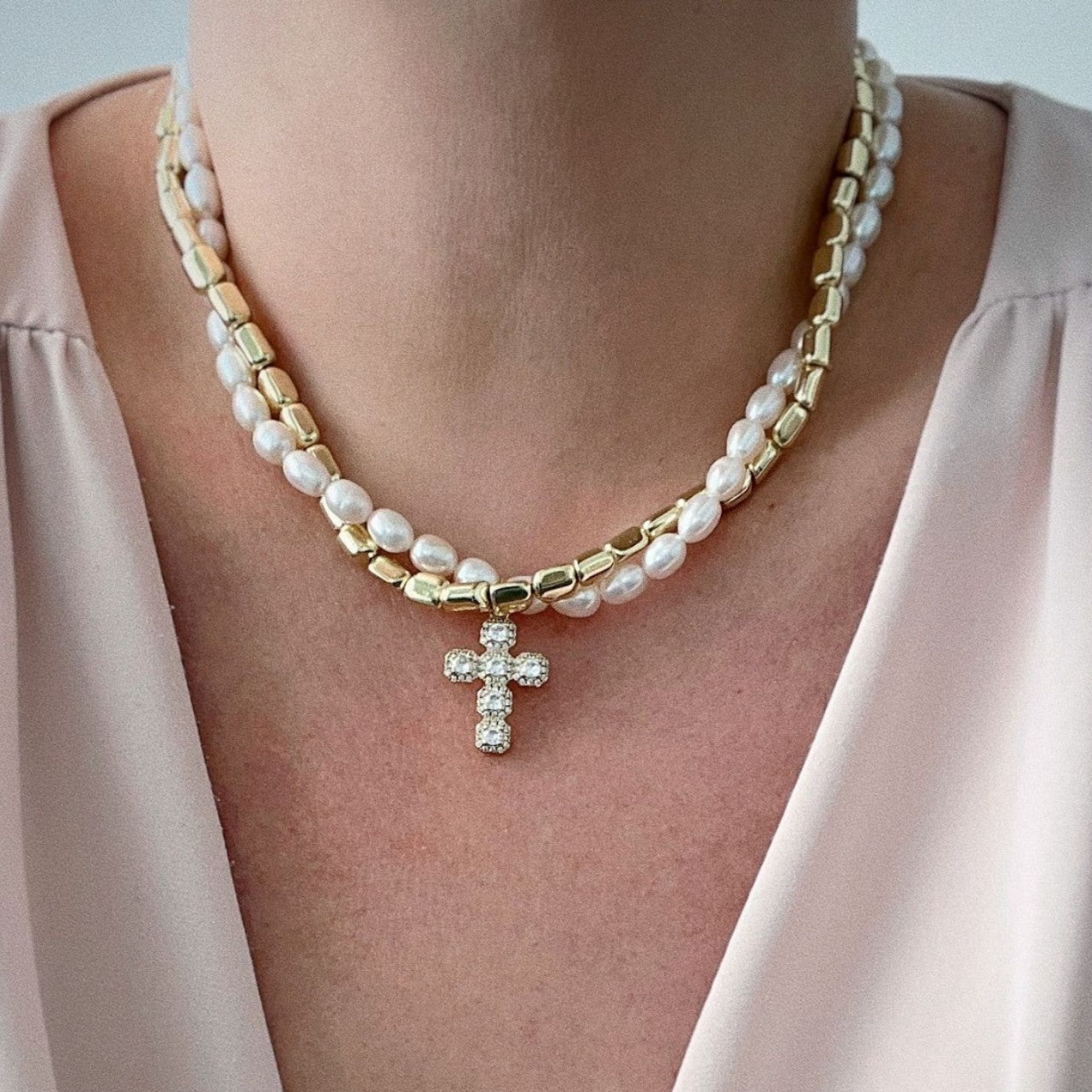 Wholesale Baroque Artificial Pearl Necklace with Cross Pendant,  Handmade Chic Jewelry Accessory for Women,  Boutique Resale