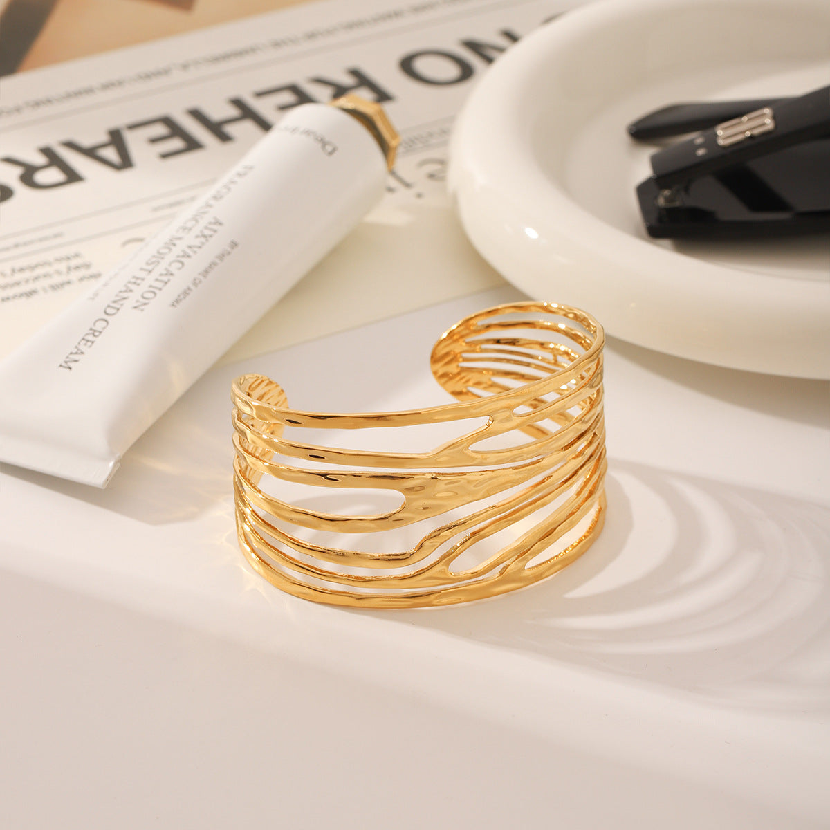 Wholesale  stainless steel 18K gold bracelet  geometric irregular linear hollow opening bracelet