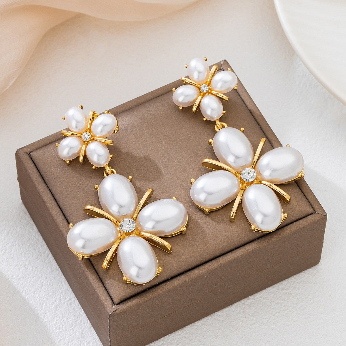 Wholesale Palace Style High-End Inlaid Imitation Pearl Flower Earrings