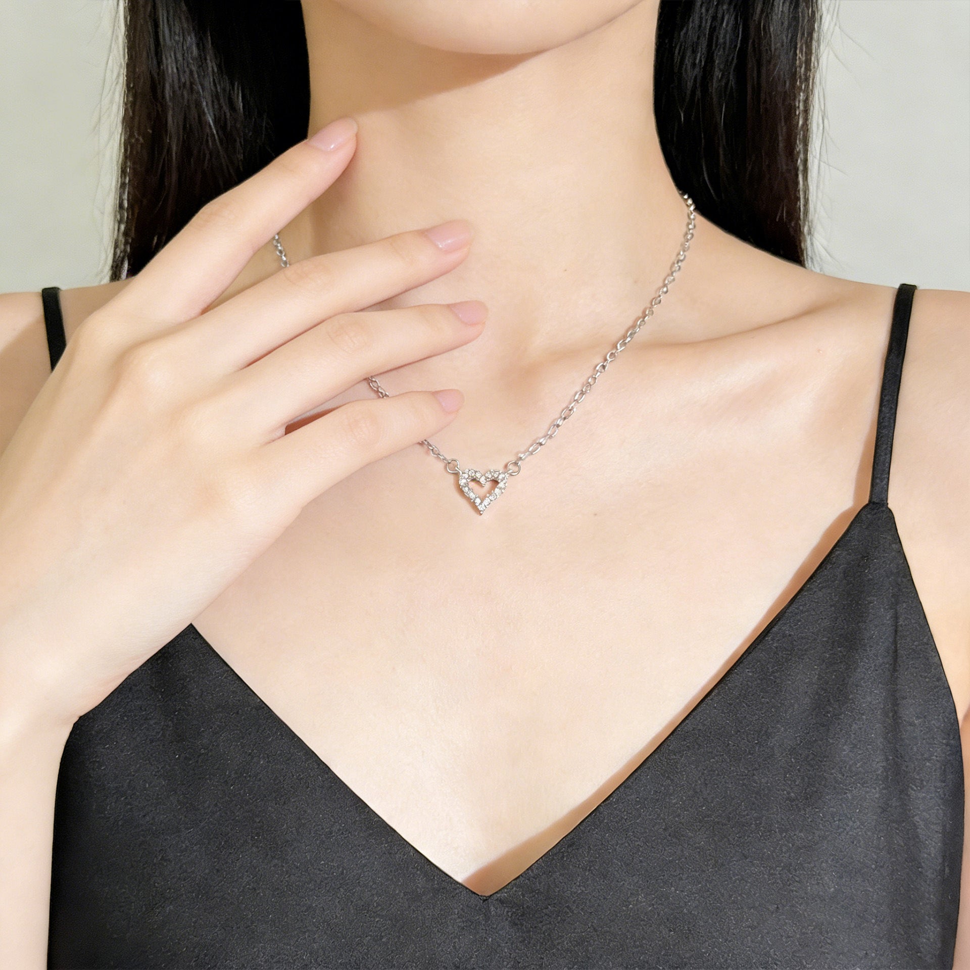 Wholesale Trendy Heart Pendant Necklace For Women Gold Alloy Openwork Rhinestone Design Fashion Jewelry Accessory