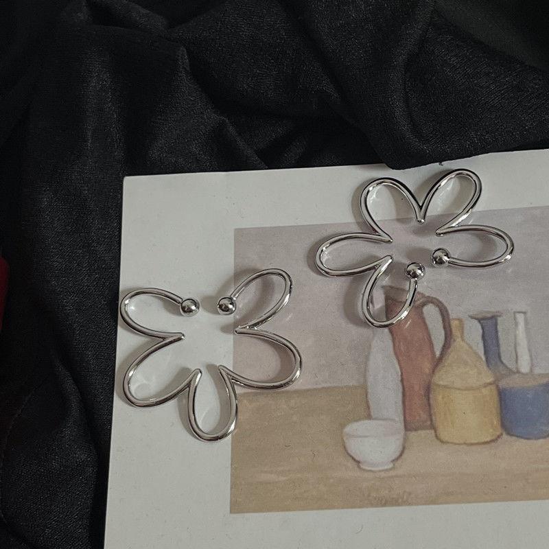 Wholesale Floral Design Flower Ear Clip Fashion Accessory for Women Boutique Resale Gift