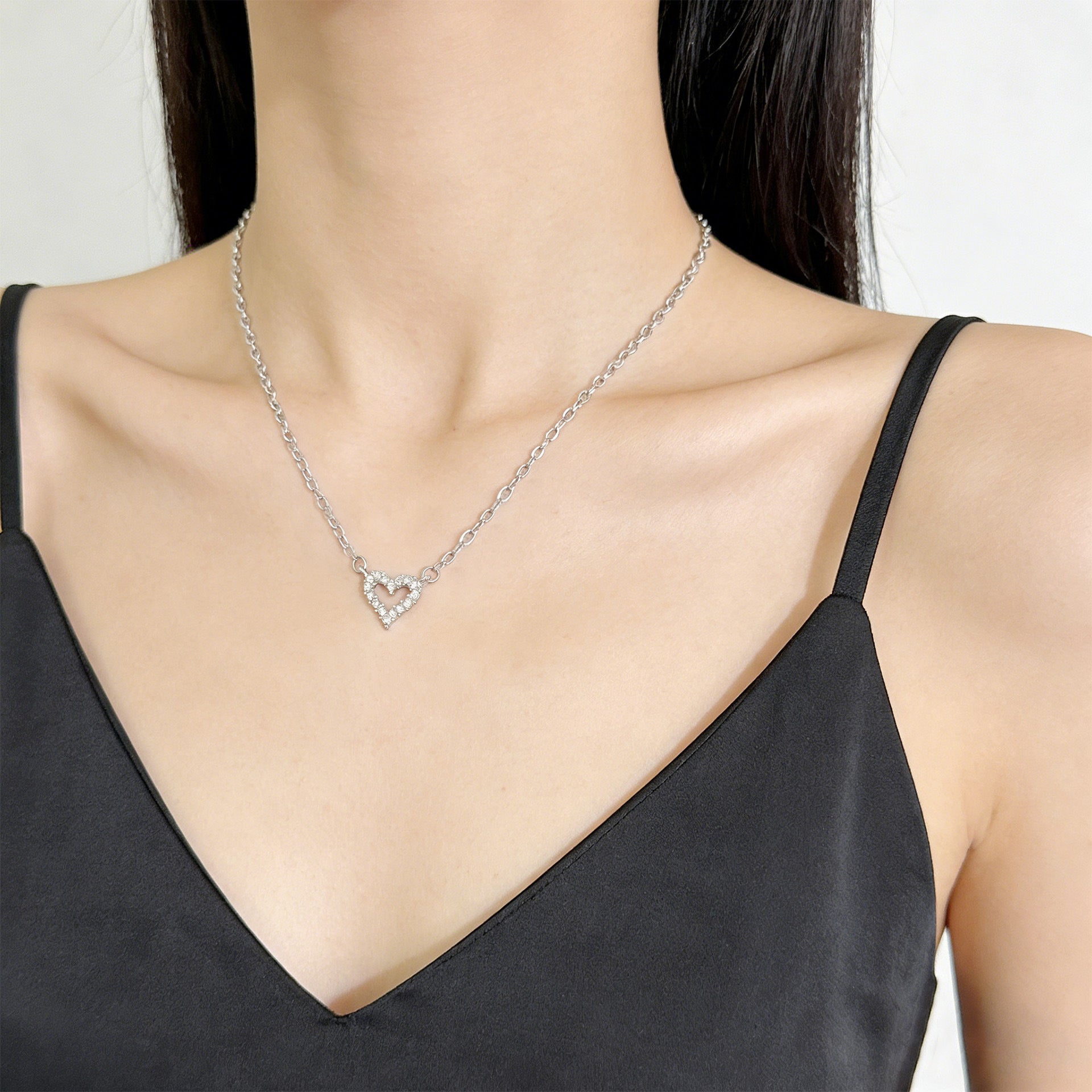 Wholesale Trendy Heart Pendant Necklace For Women Gold Alloy Openwork Rhinestone Design Fashion Jewelry Accessory