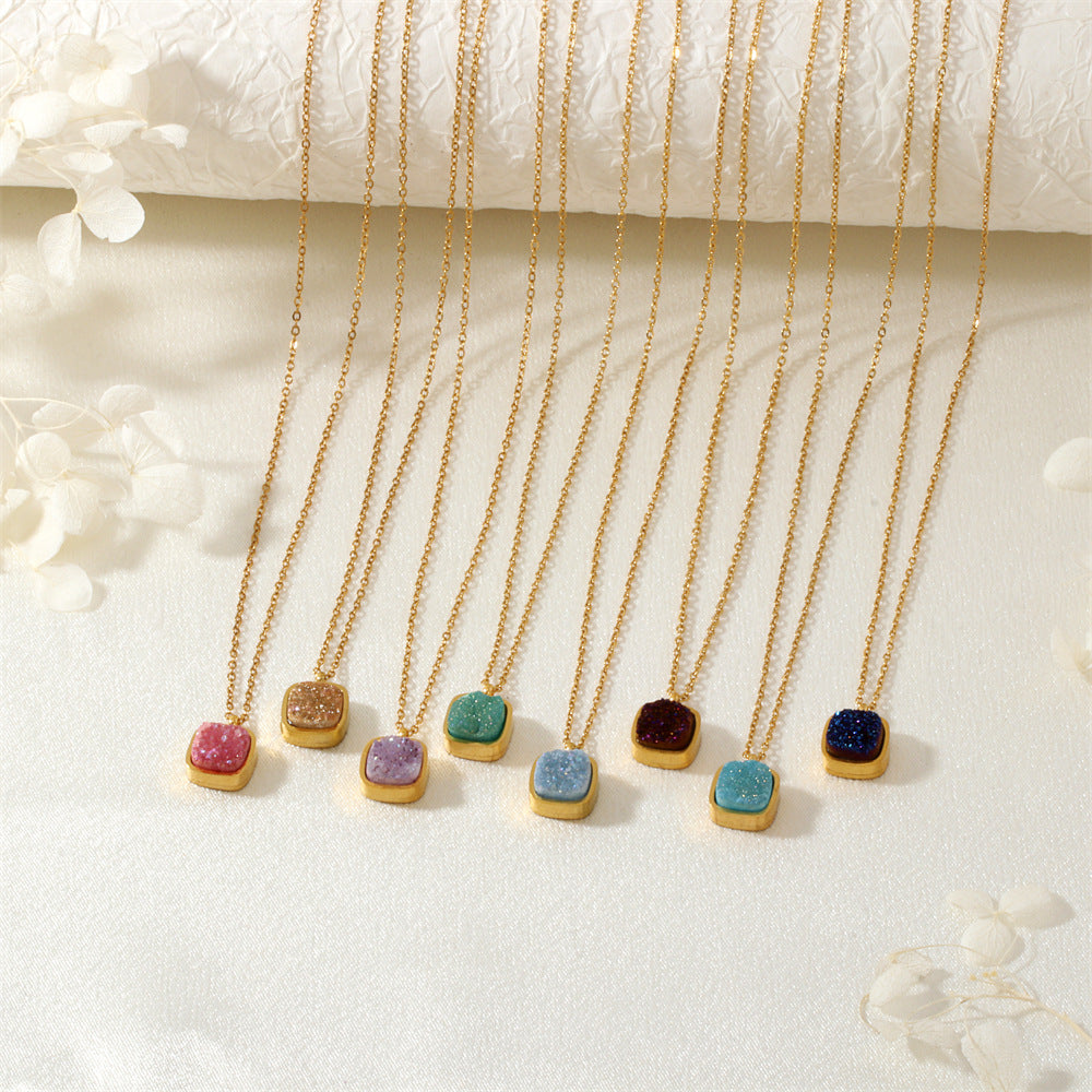 Wholesale Natural crystal bud pendant necklace with hemming,  suitable for daily commuting,  gold titanium steel clavicle chain