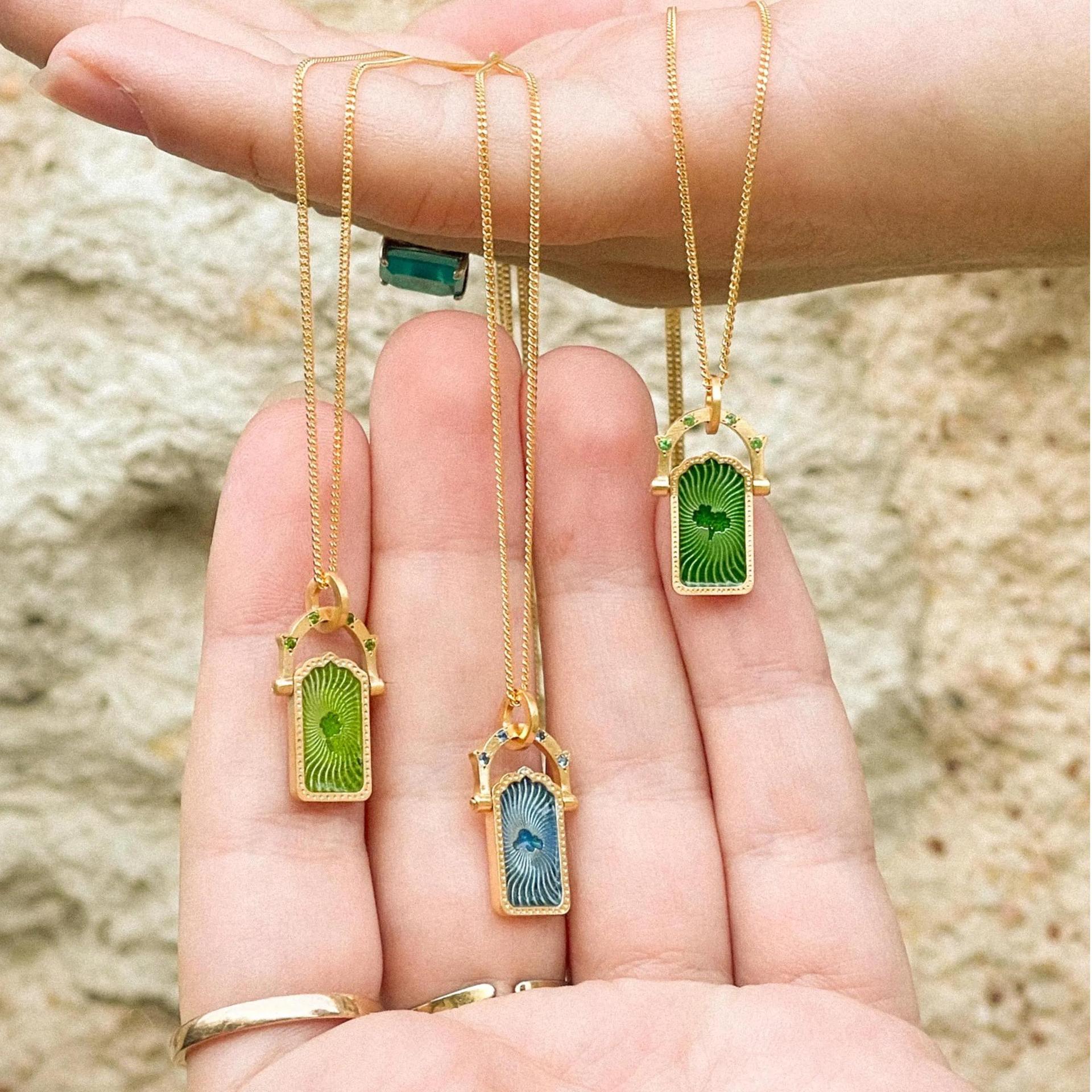 Wholesale Vintage Titanium Steel Tarot Love Lucky Four-leaf Clover Rotatable Sports Tree of Life Necklace