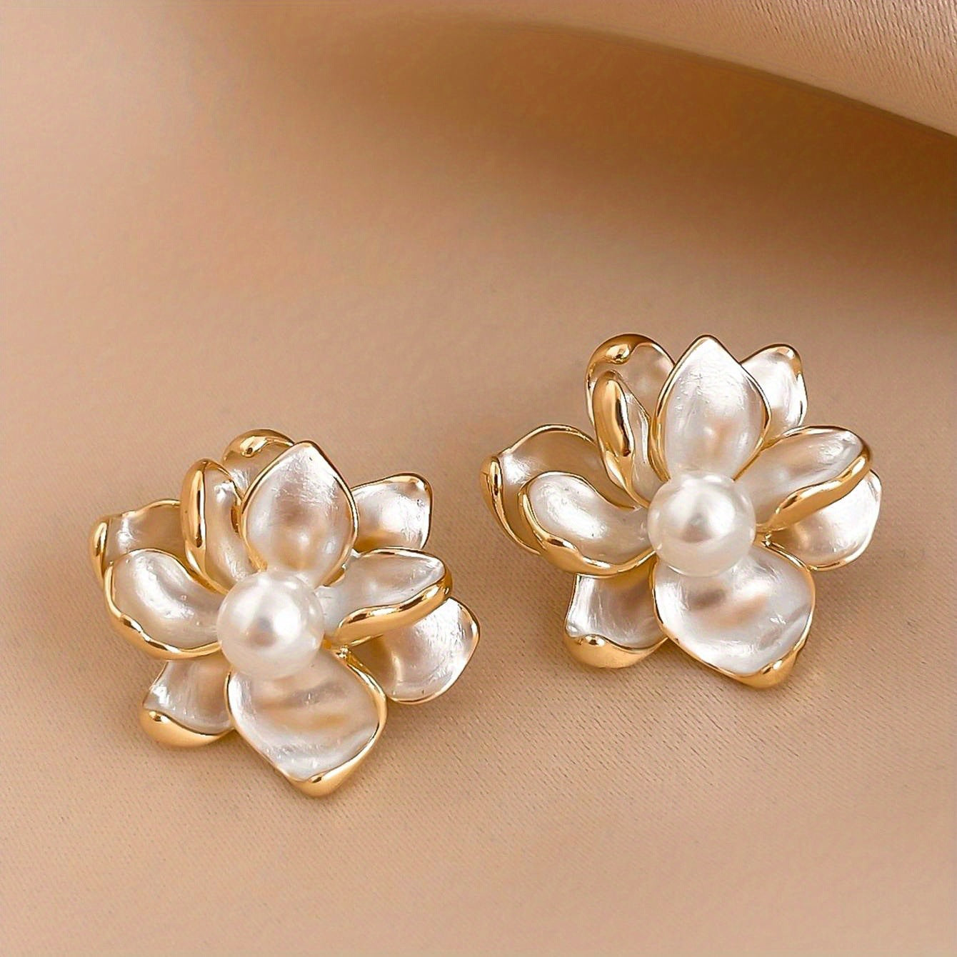 Wholesale Alloy Flower Stud Earrings with Pearl Accent Trendy Women' s Jewelry Set