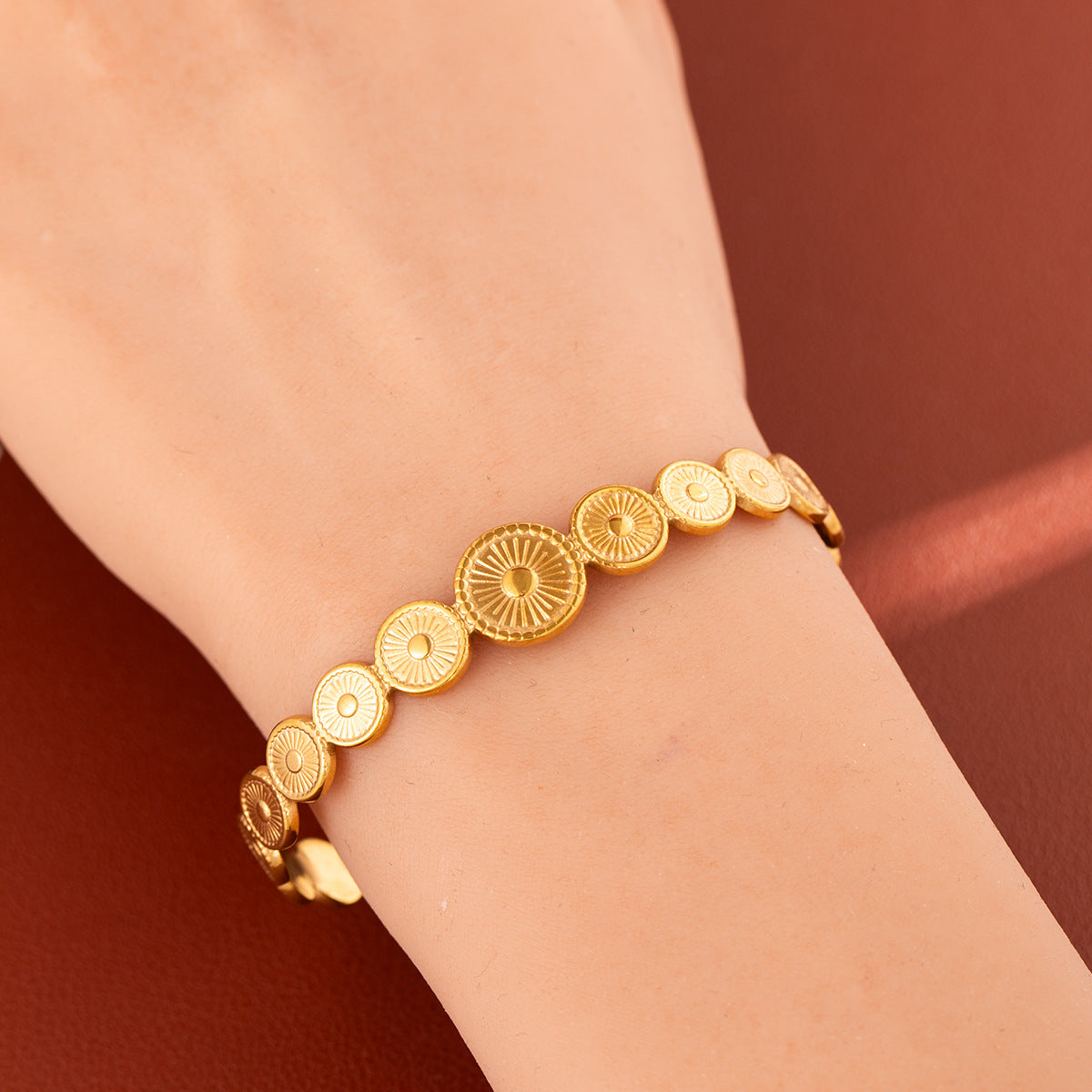 Wholesale Sun Pattern Stainless Steel Open Cuff Bangle For Women Gold Finish Trendy Fashion Jewelry Boutique Resale Gift