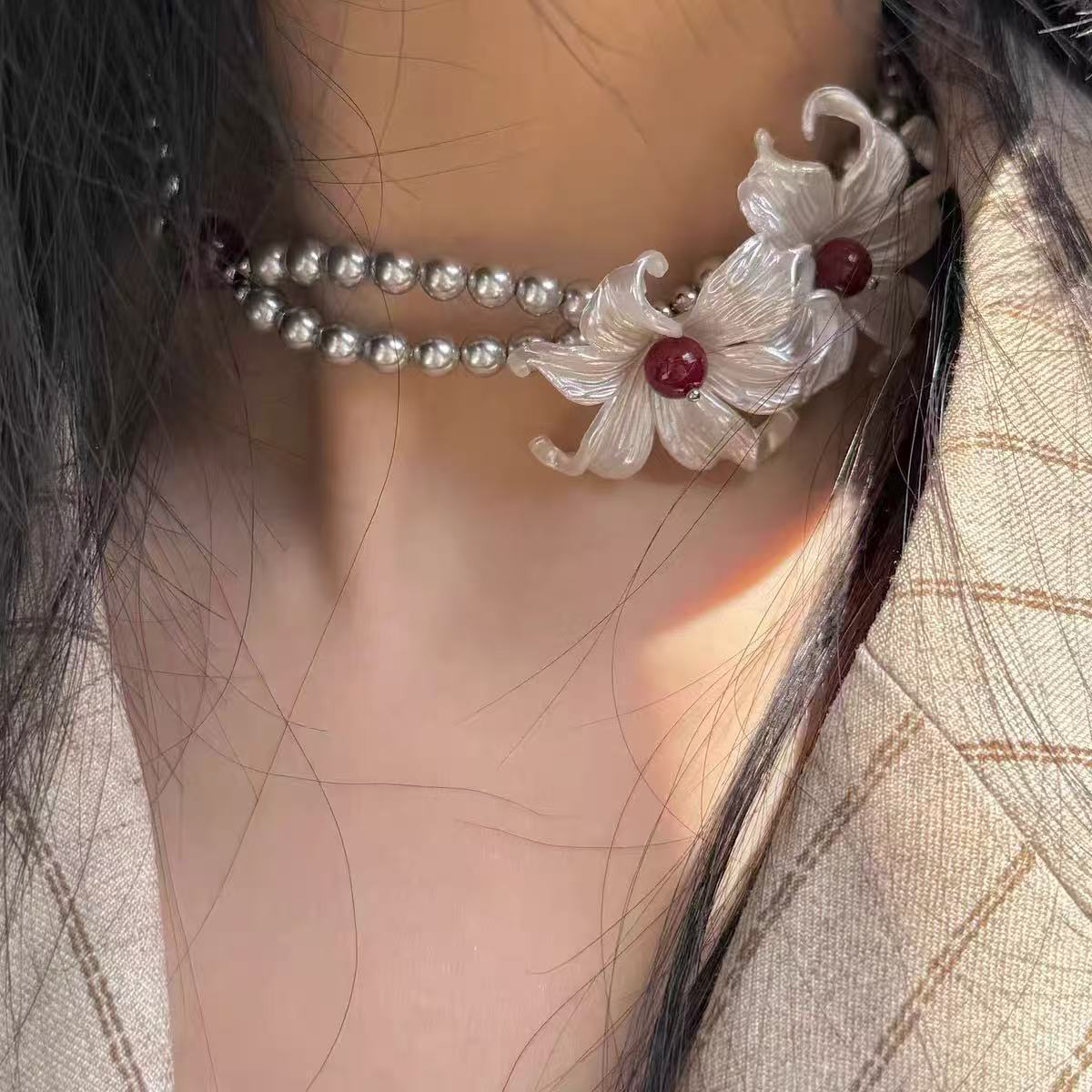 Wholesale Pearlescent Iris French Retro Pearl Flower Double-Layer Choker Necklace,  Fashion Accessory for Women