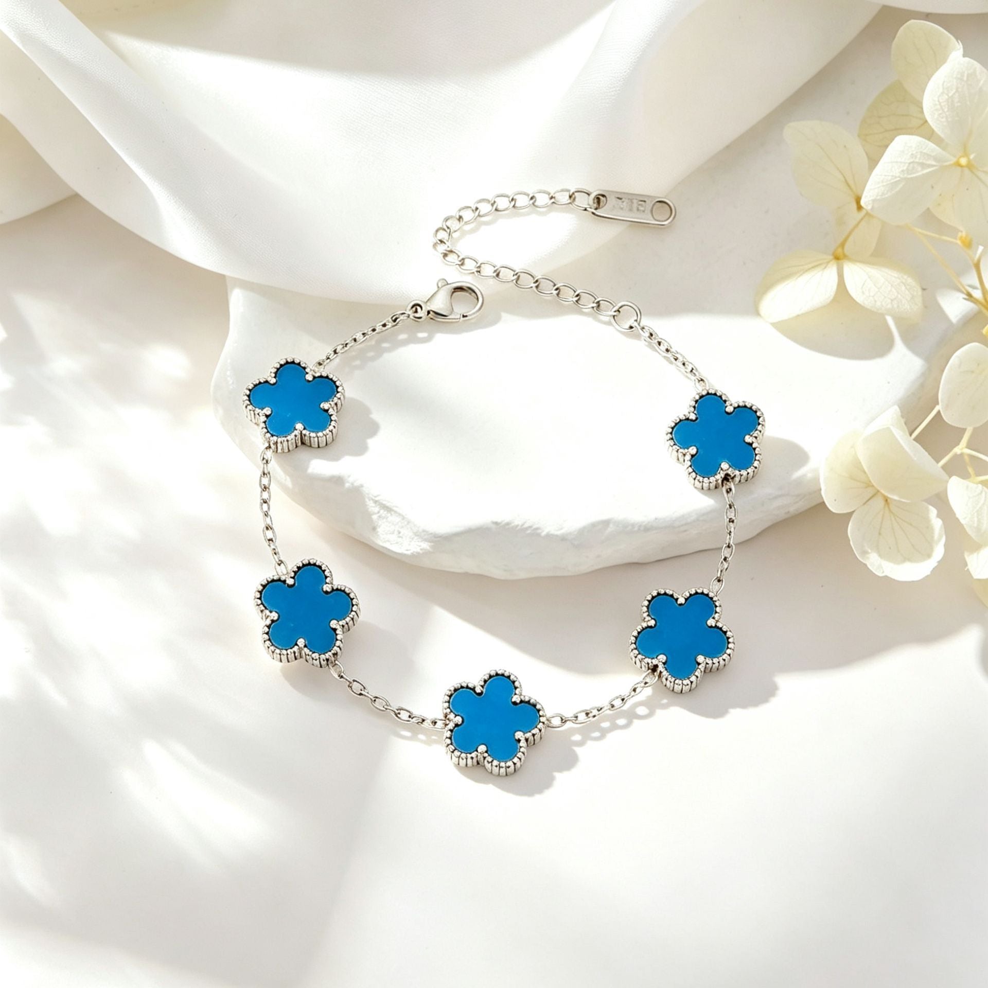 Wholesale 18K Plated Stainless Steel Five-Leaf Flower Bracelet with Mother-of-Pearl,  Fashionable Everyday Jewelry Accessory
