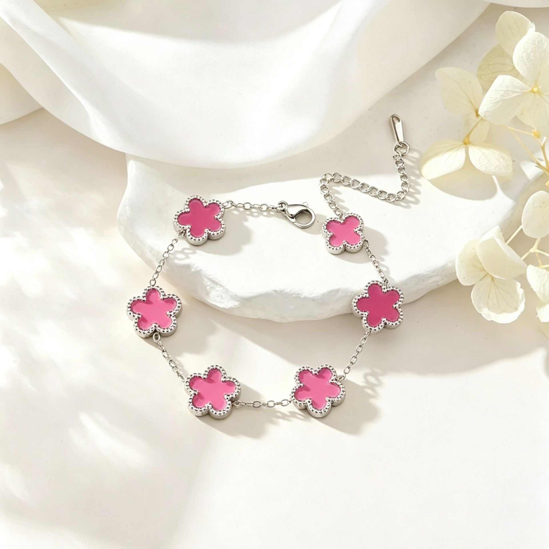 Wholesale 18K Plated Stainless Steel Five-Leaf Flower Bracelet with Mother-of-Pearl,  Fashionable Everyday Jewelry Accessory
