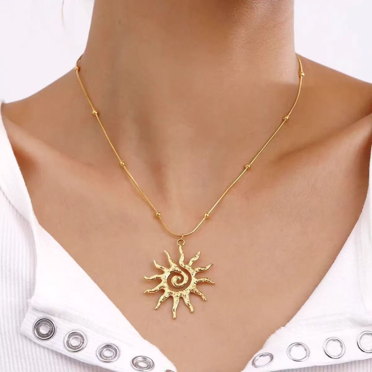 Wholesale Sun Pendant Necklace Gold Hollow Geometric Choker Chic Fashion Accessory For Everyday Wear