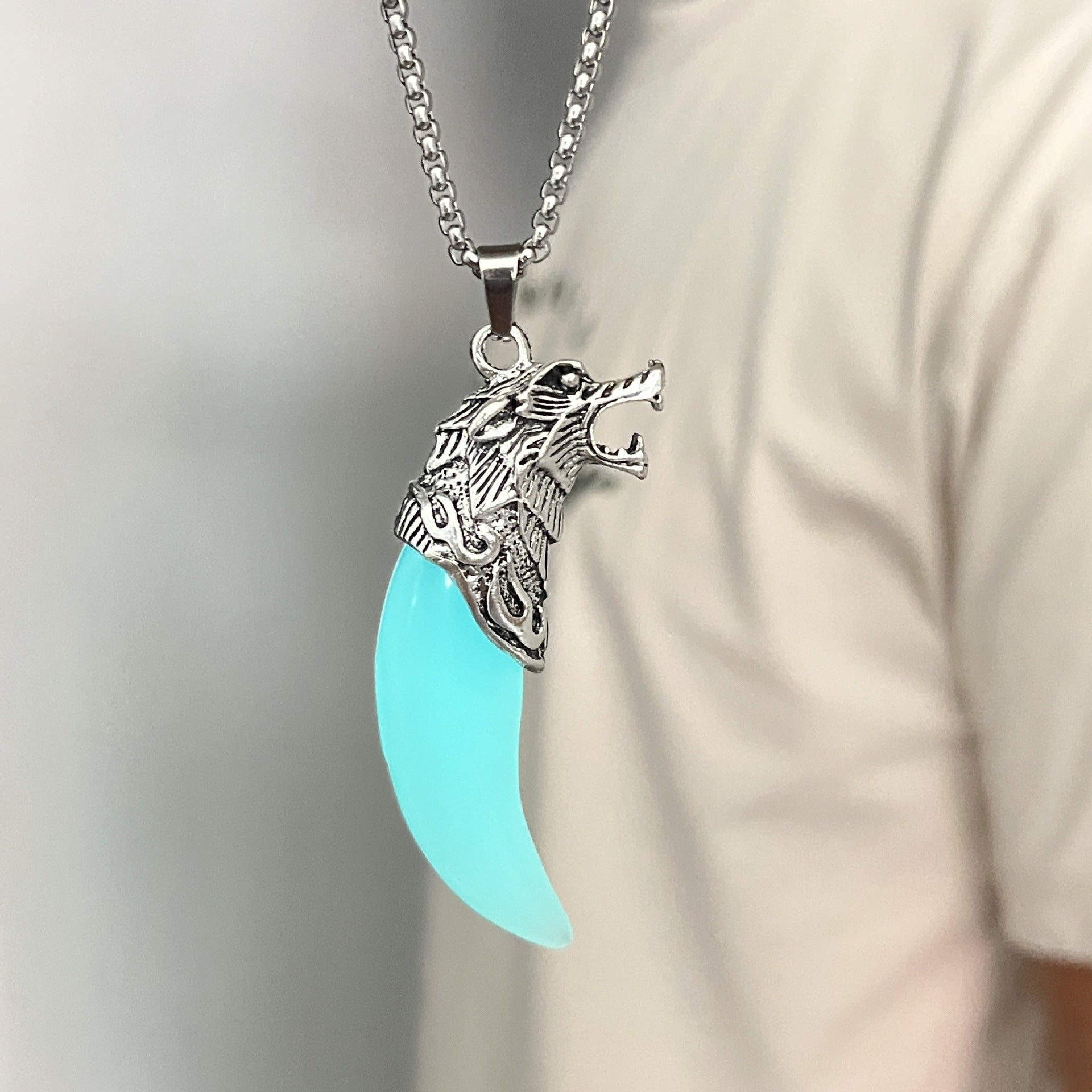 Wholesale Men' s Bold New Realistic Luminous Wolf Tooth Stainless Steel Necklace