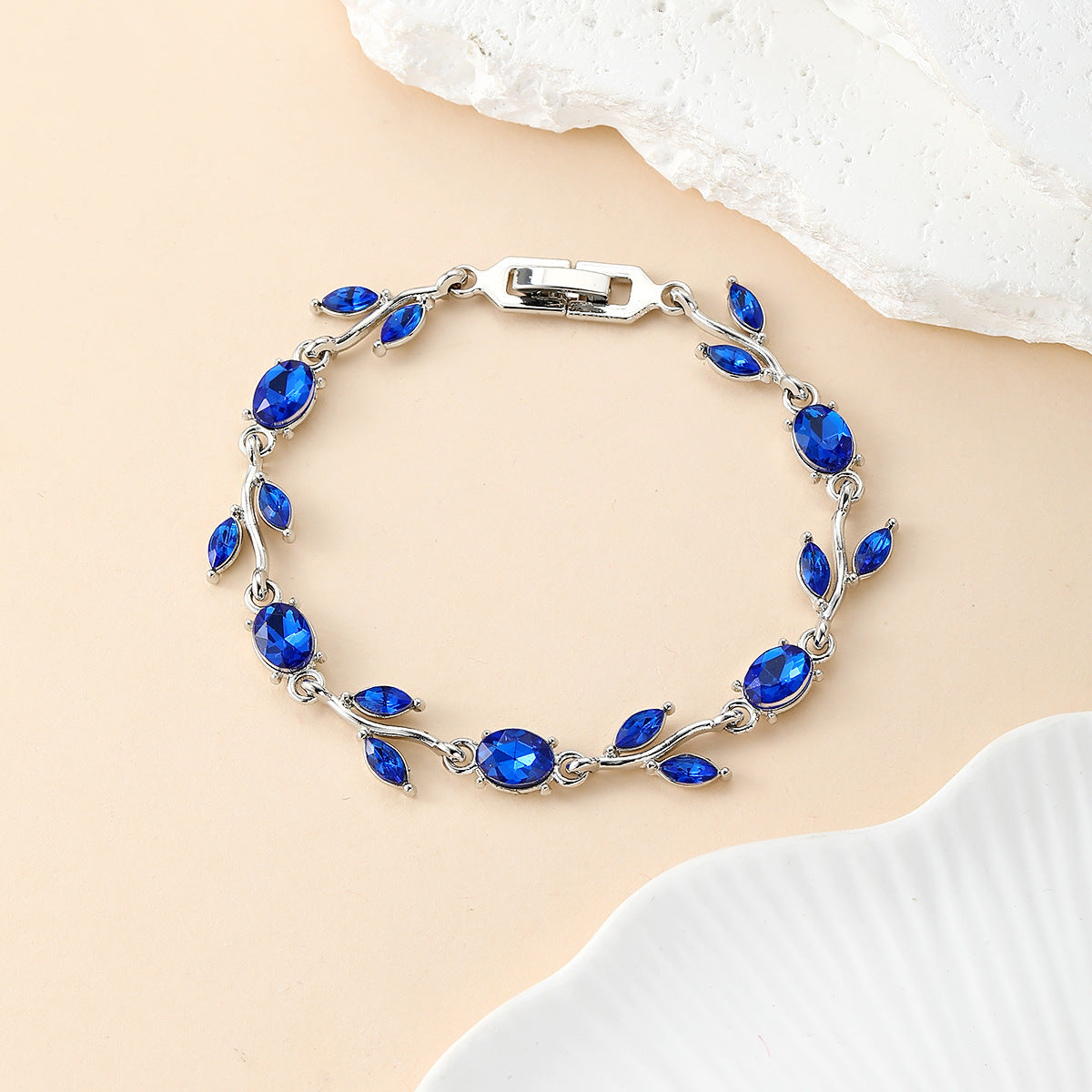 Wholesale Trendy Floral Leaf Bracelet - Zinc Alloy Fashion Accessory for Couples