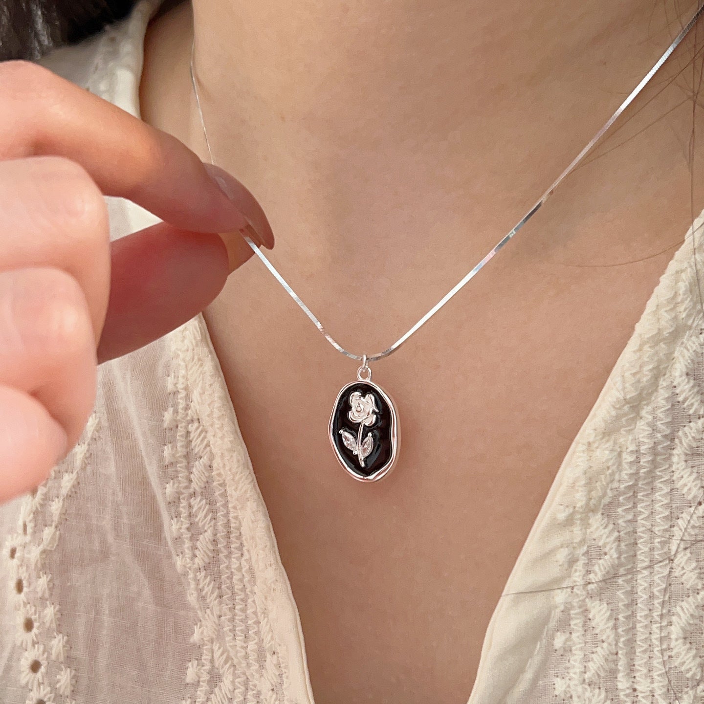 Wholesale Suiheng S925 Sterling Silver Dropping Tulip Necklace