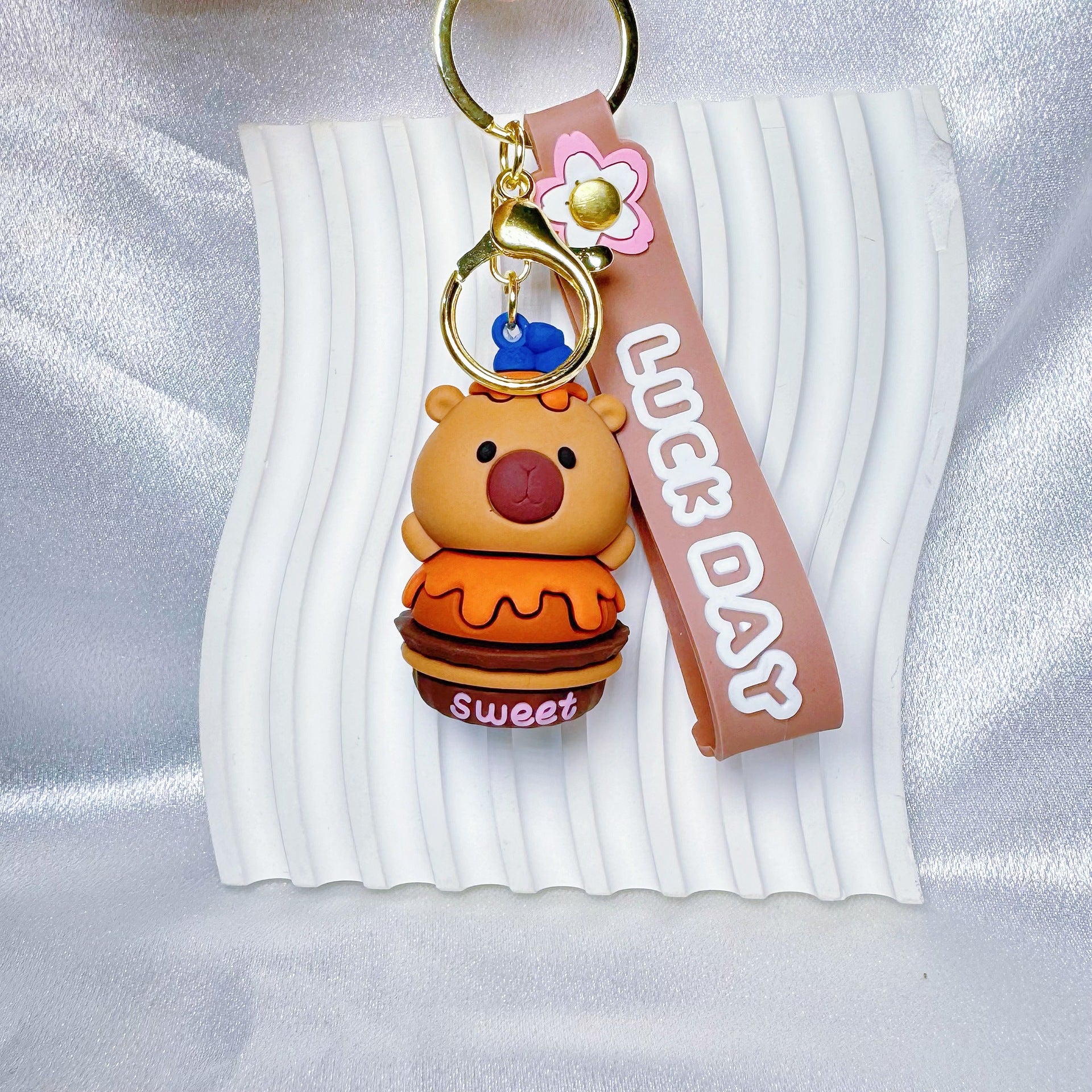 Wholesale Cartoon cake kapibala keychain