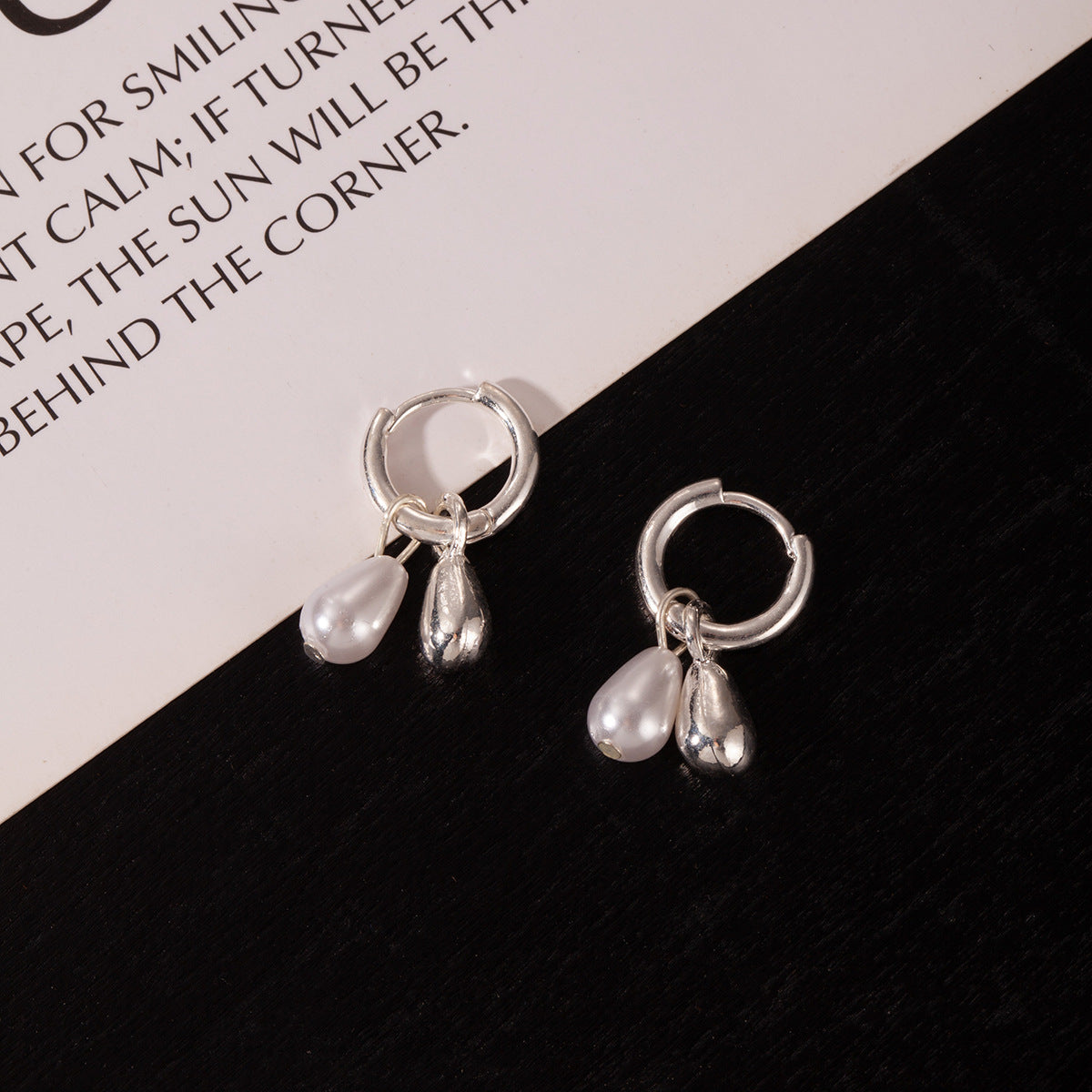 Wholesale Light luxury peardrop pearl stud earrings