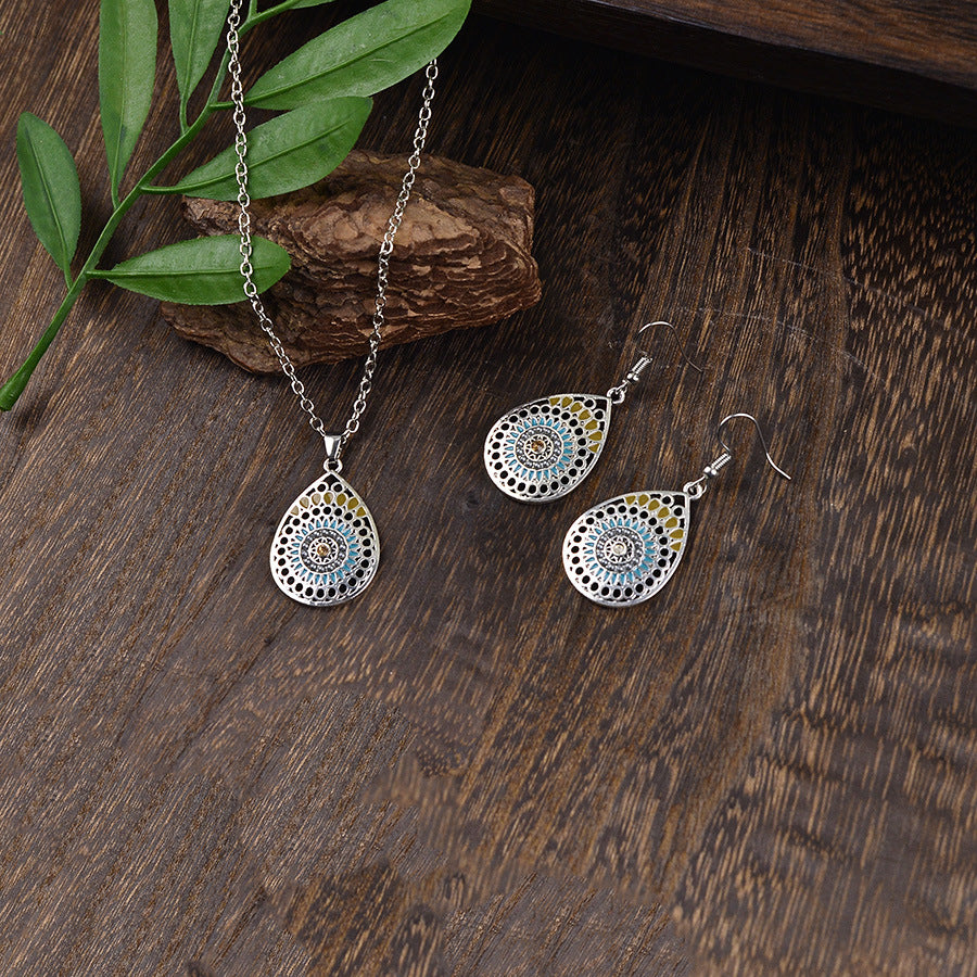 Wholesale Zinc Alloy Electroplated Retro Bohemian Carved Hollow Earrings and Necklace Set for Boutique Resale