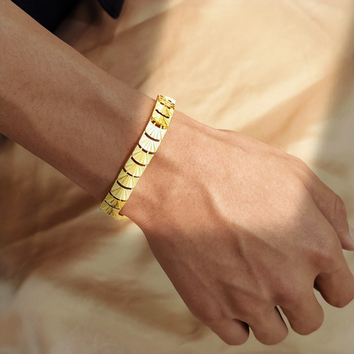 Wholesale Simple Geometric Heart Shape Alloy Gold Plated Bracelet ACC-BT-JunJie002