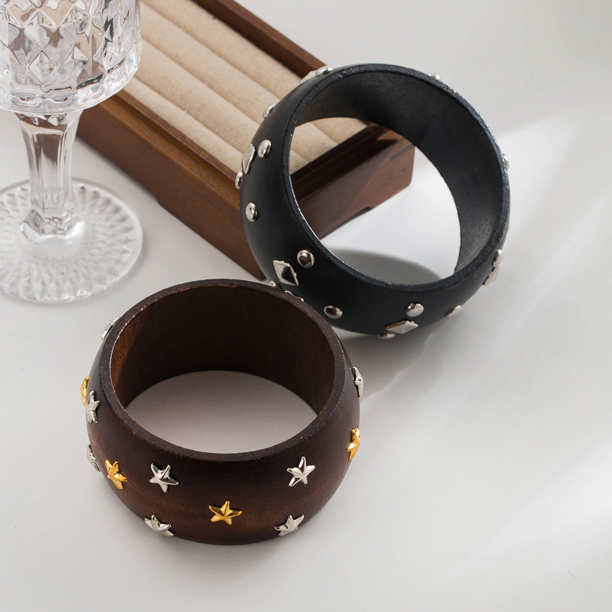 Bracciale retrò con personalità geometrica all'ingrosso del braccialetto della stella del rivetto di legno