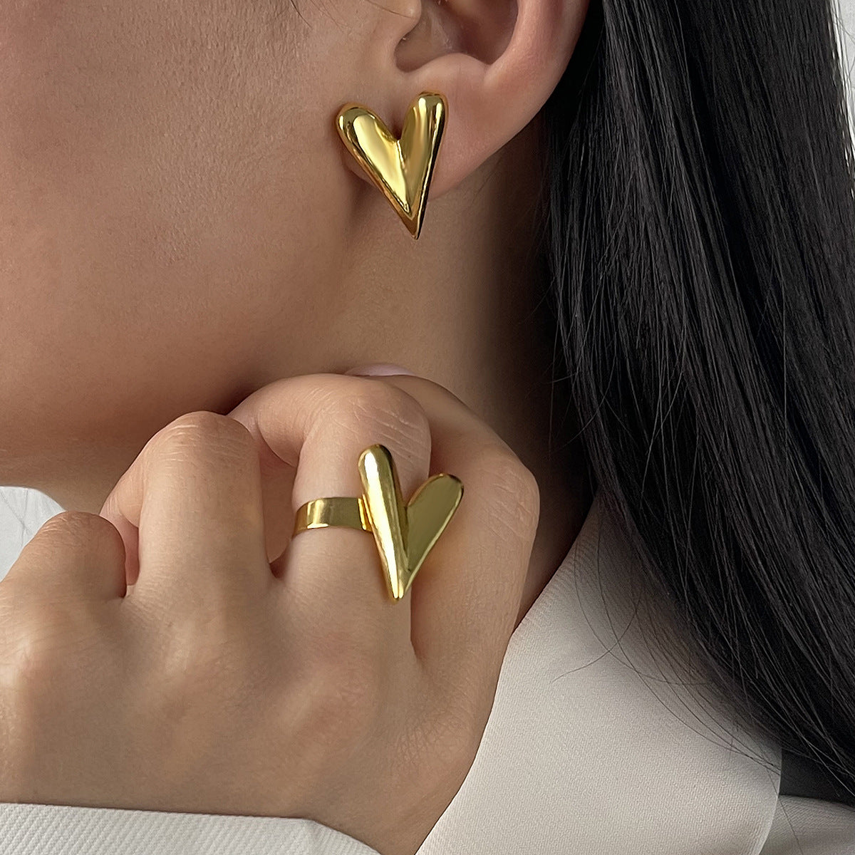 Orecchini ad anello aperti con temperamento ad alto senso di design geometrico a V amore personalità all'ingrosso