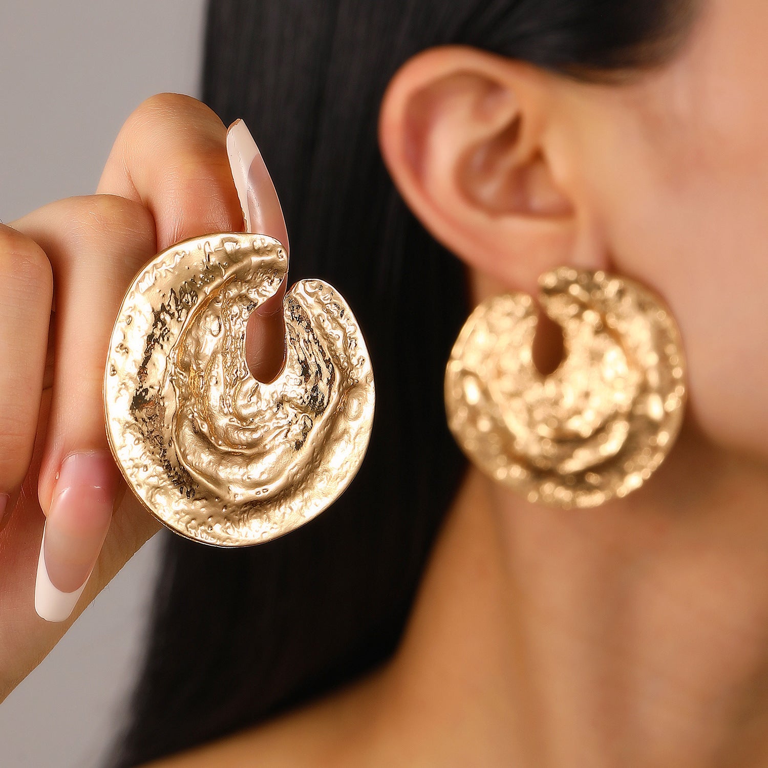 Wholesale Electroplated Metal Earrings Geometric Oval Pattern Fashion Accessory