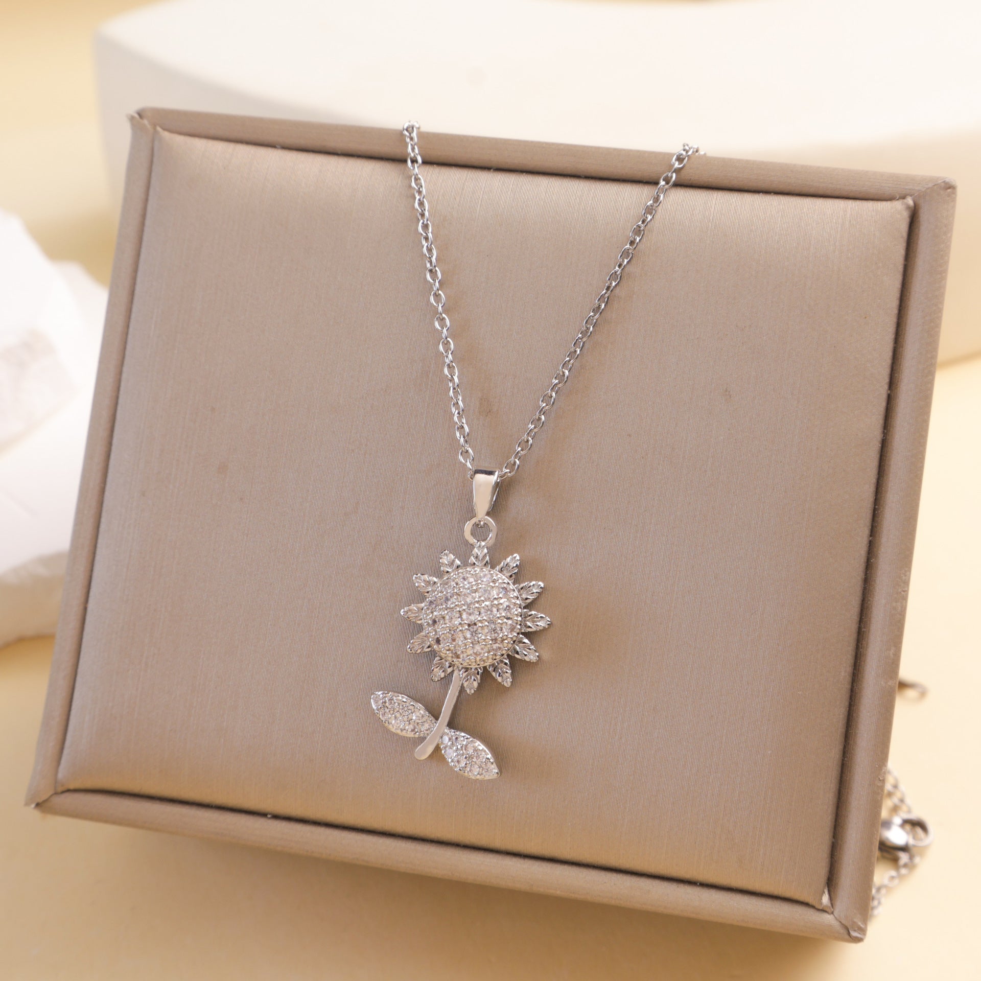 Wholesale Rotating Sunflower Pendant Necklace Trendy Fashion Accessory for Boutique Resale