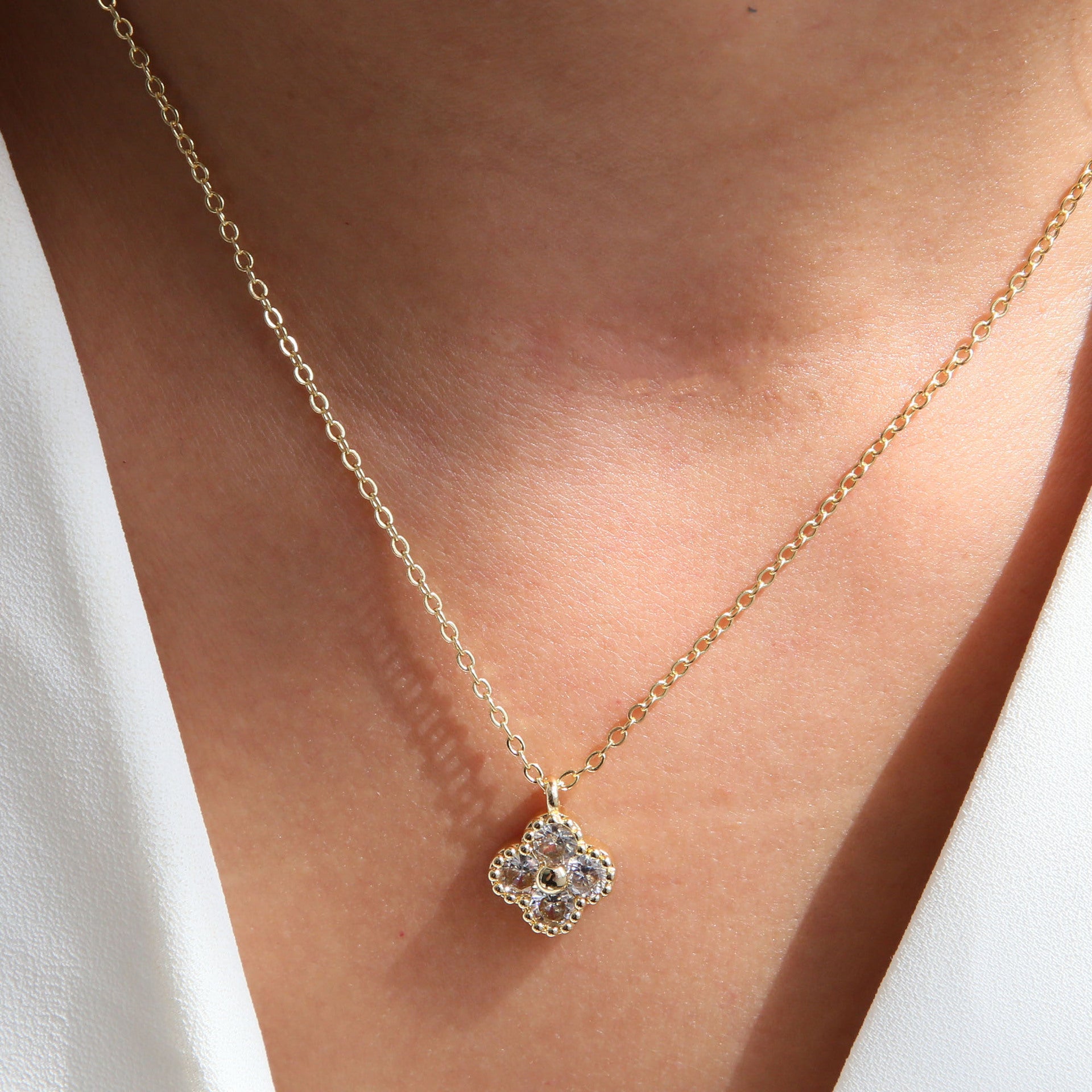 Wholesale 18k Brass Micro Inlaid Colored Zirconium Four-leaf Clover Flower Choker Necklaces ACC-NE-BaiYi002