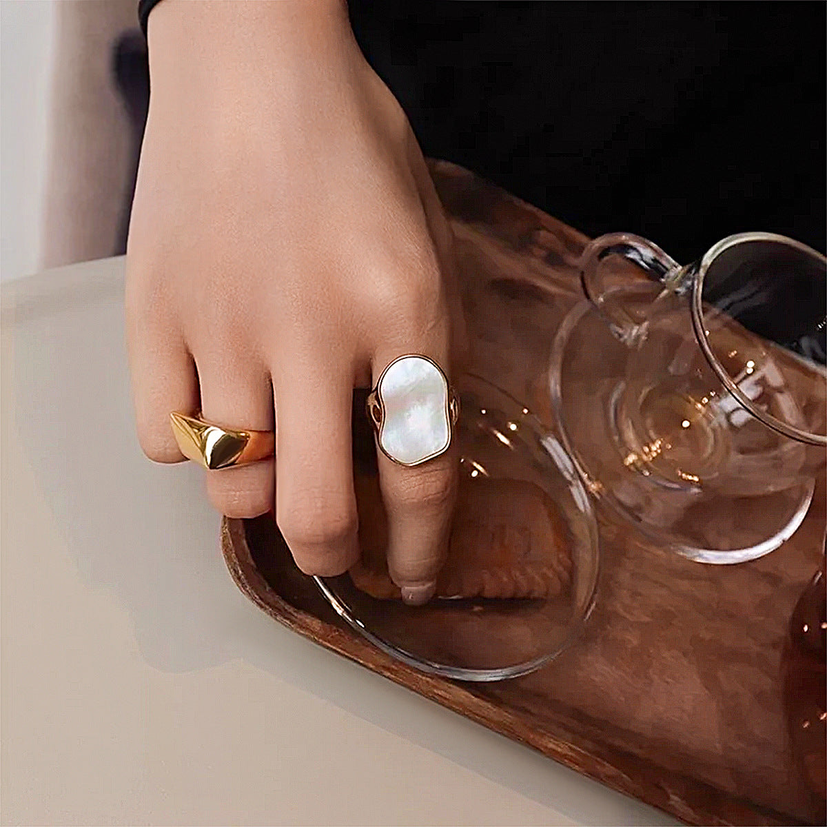 Wholesale  fashion jewelry  inlaid white shell gold-plated titanium steel ring