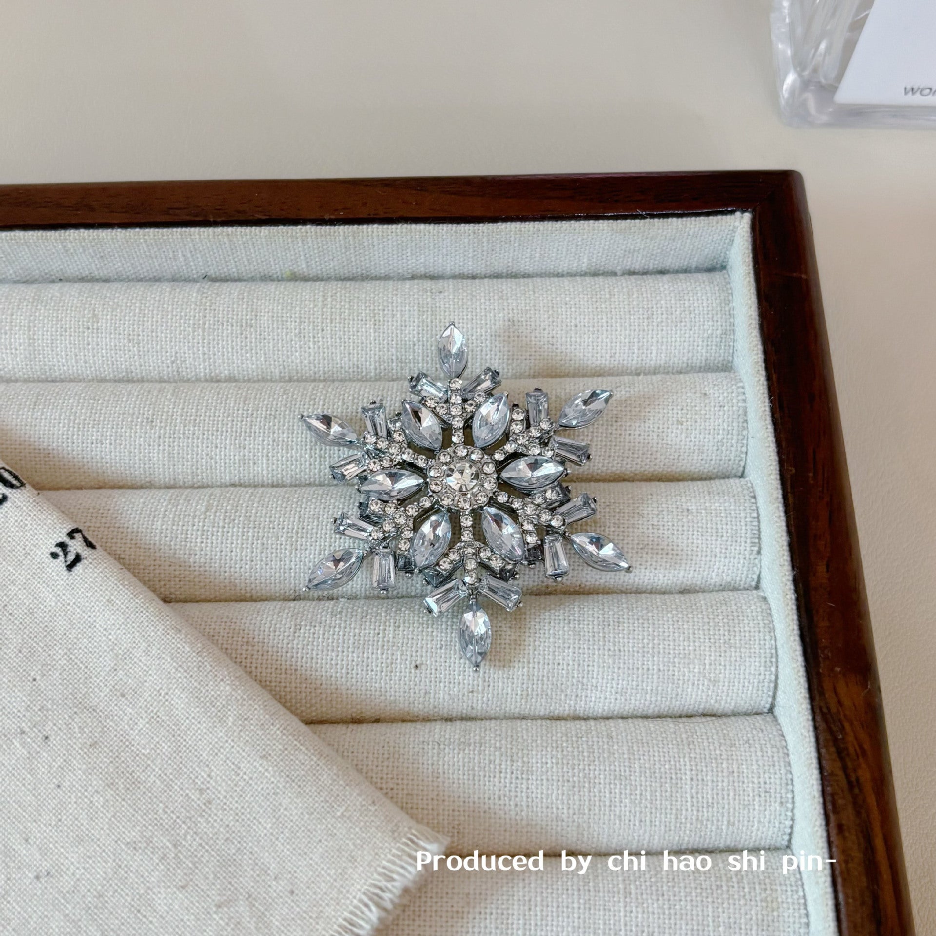 Wholesale Flash Snowflake Brooch