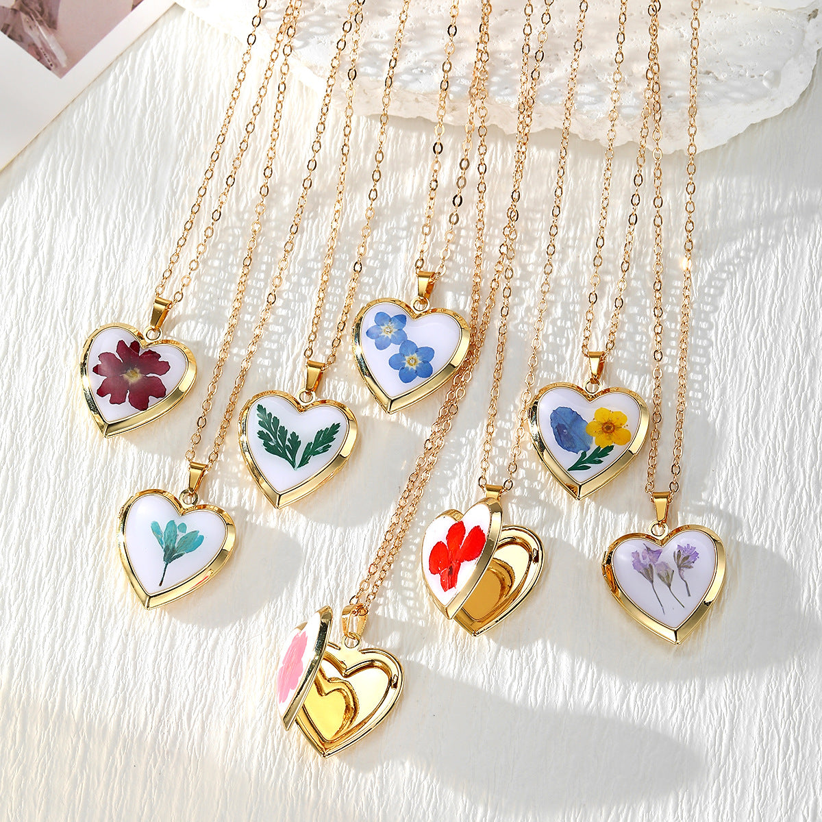 Wholesale Bohemian Resin Pendant Necklace With Dried Flowers Heart Photo Locket Style Fashion Accessory For Boutique Resale