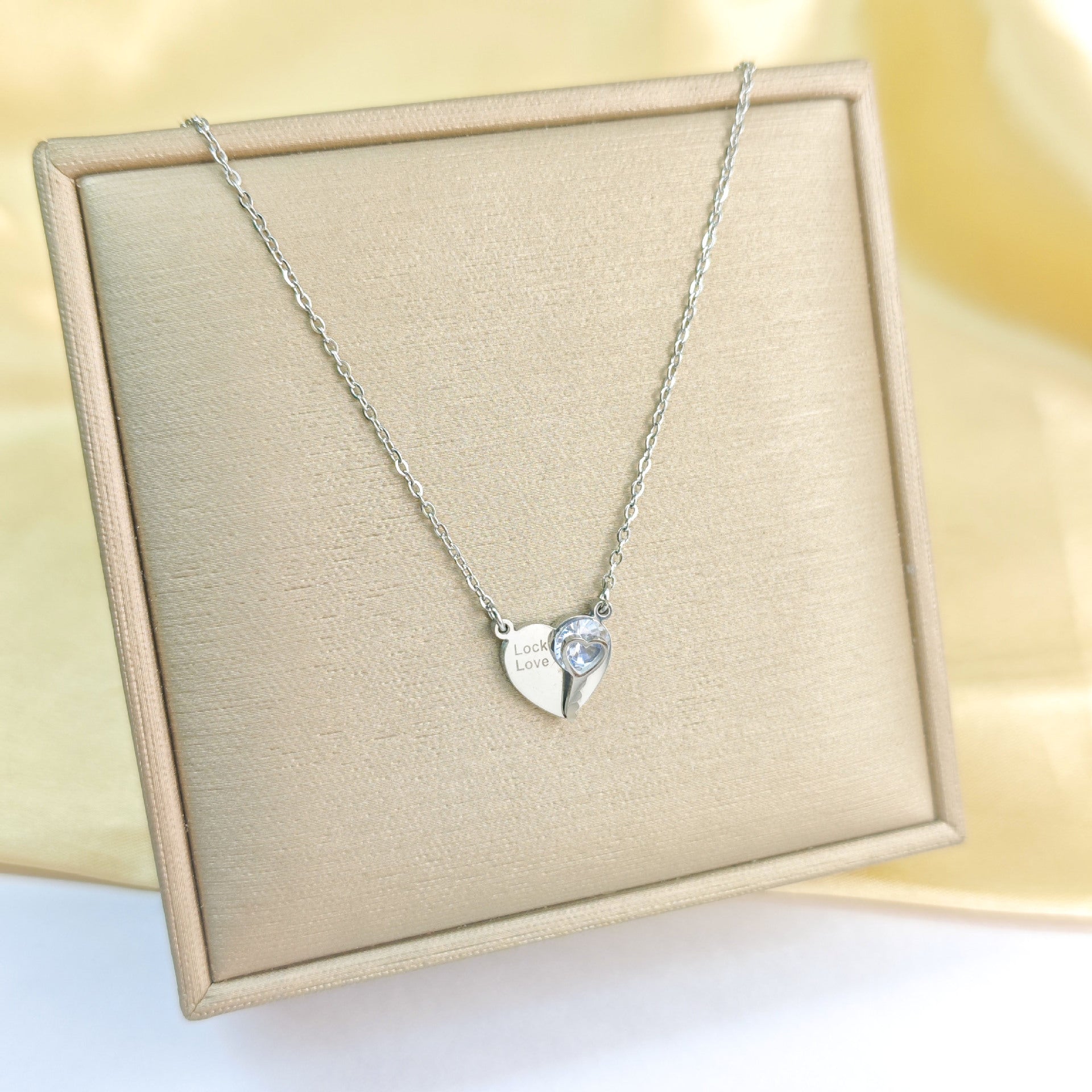 Wholesale Gold-Plated Titanium Steel Heart Rhinestone Clavicle Chain - Fashion Jewelry Accessory for Gift