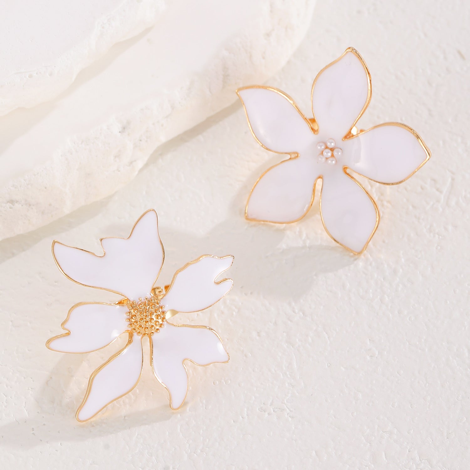 Wholesale Exaggerated Alloy White Flower Oil-Drip Ring