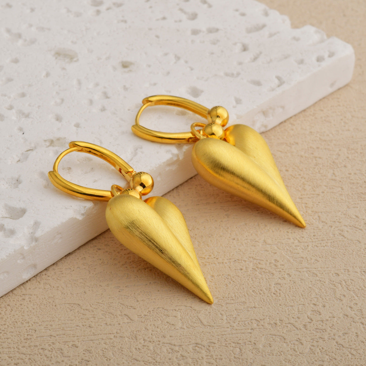Wholesale  Heart Ear Buckle  Plated Gold Love  Light Luxury Ear Jewelry