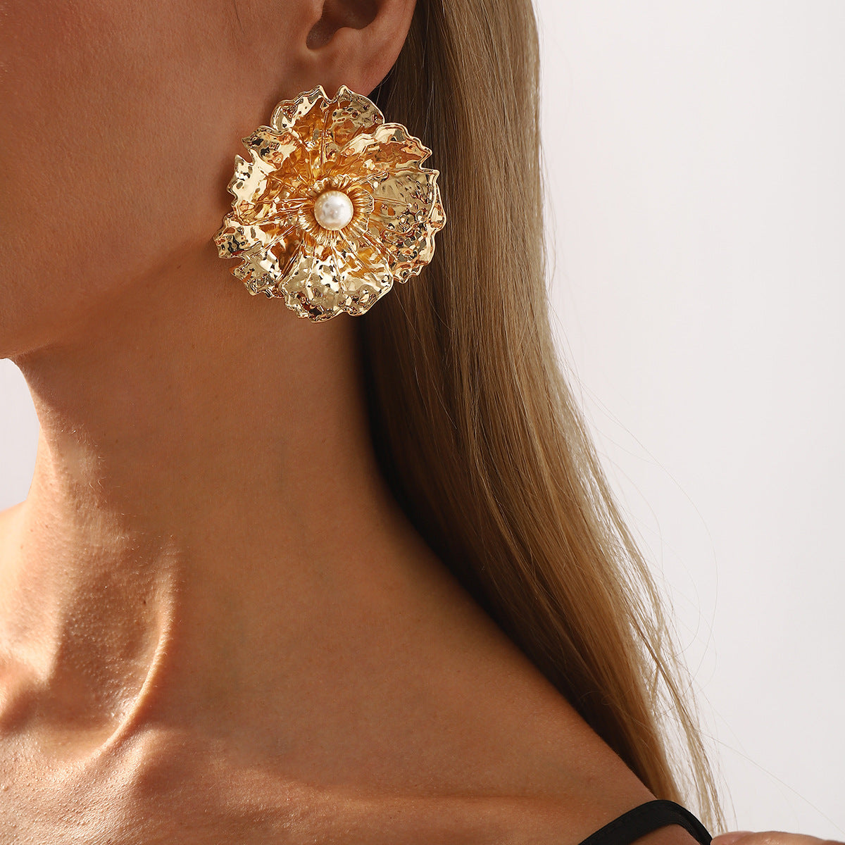 Wholesale exaggerated design imitation pearl earrings Retro simple large flower
