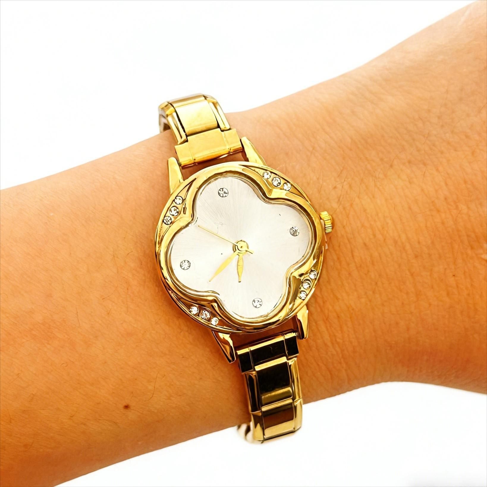 Wholesale Trendy Women' s Casual Quartz Watch with Ruby Four-Leaf Clover Diamond Design,  DIY Accessory for Resale