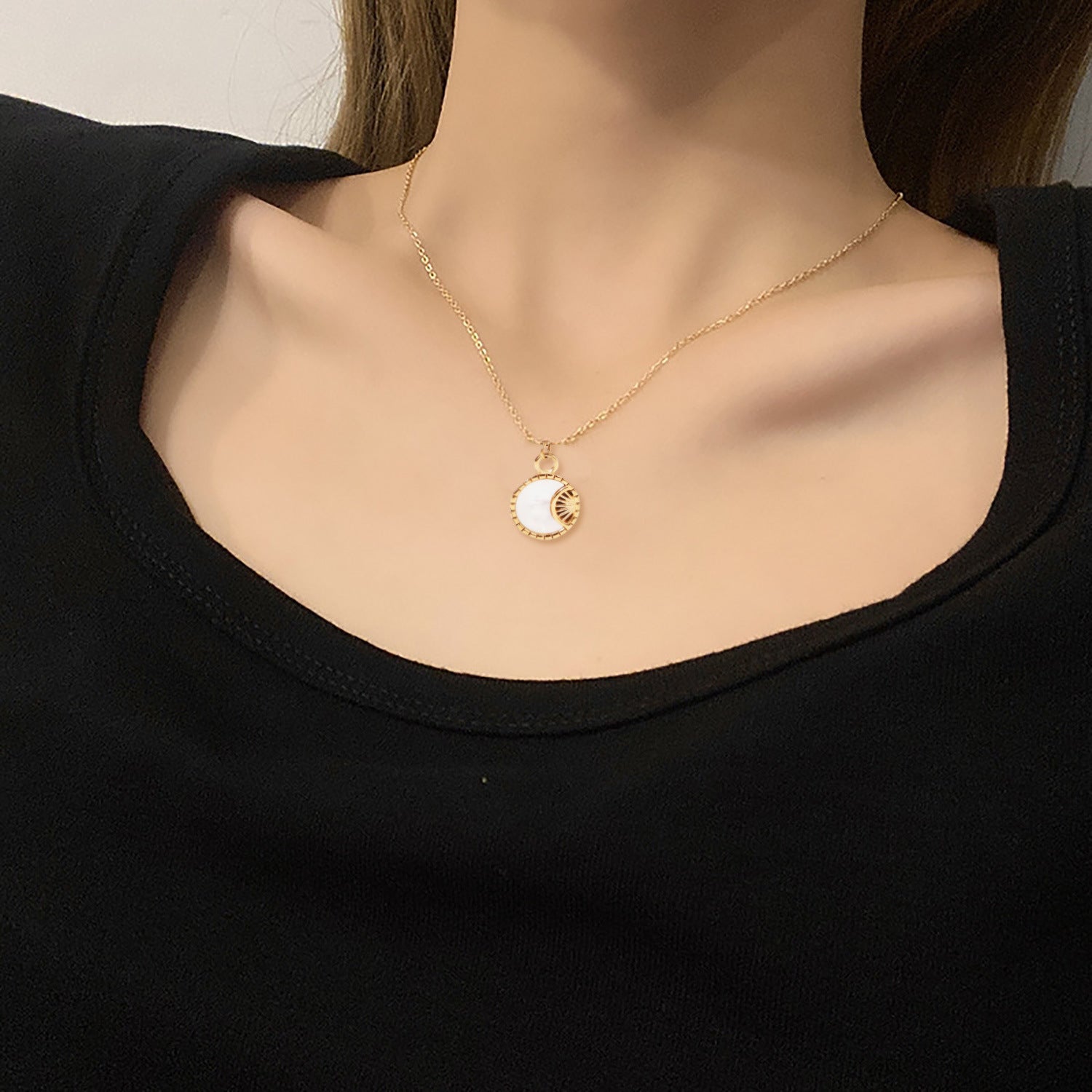 Wholesale 18K Gold Plated Stainless Steel White Shell Moon Necklace ACC-NE-Jied002