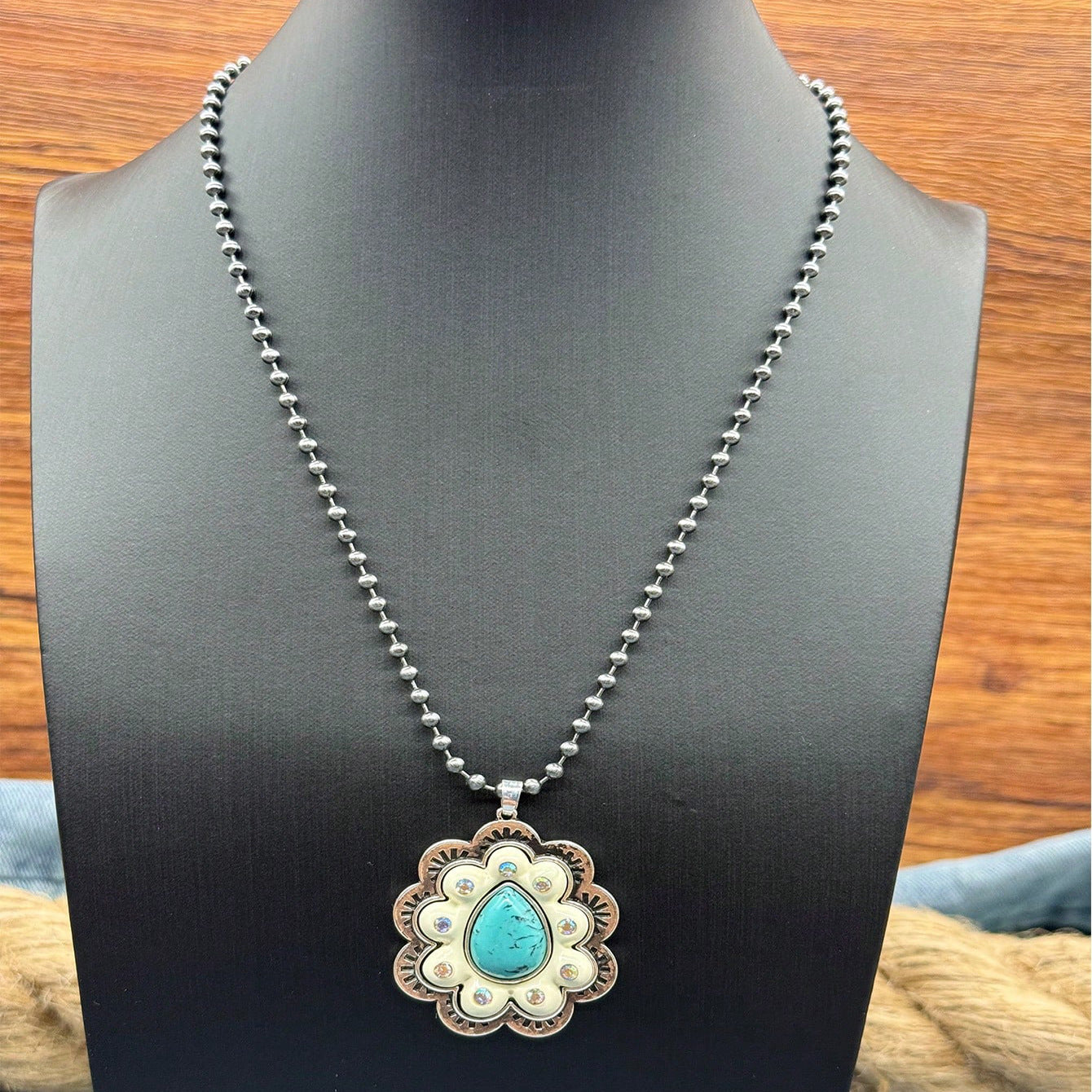 Wholesale Vintage Bohemian Turquoise Rhinestone Flower Pendant Necklace Zinc Alloy Bead Chain Women S Fashion Accessory