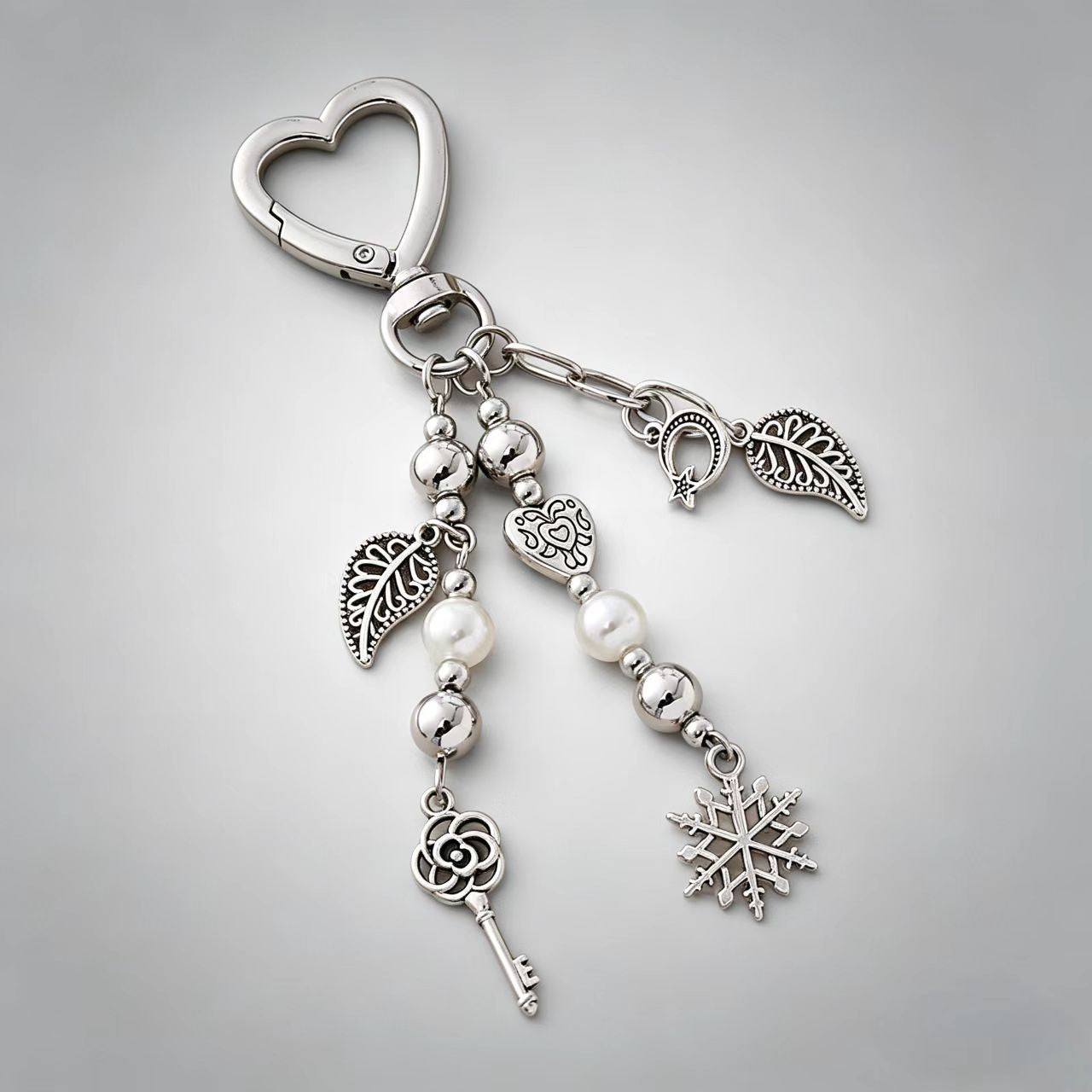 Wholesale Sweet Cool Style Silver Heart Buckle Keychain with Star Shell Pendant,  Vintage Electroplated Zinc Alloy Fashion Accessory for Gift or Resale