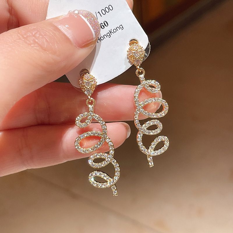 Wholesale French Vintage Camellia Flower Earrings Alloy Electroplated Jewelry Accessory
