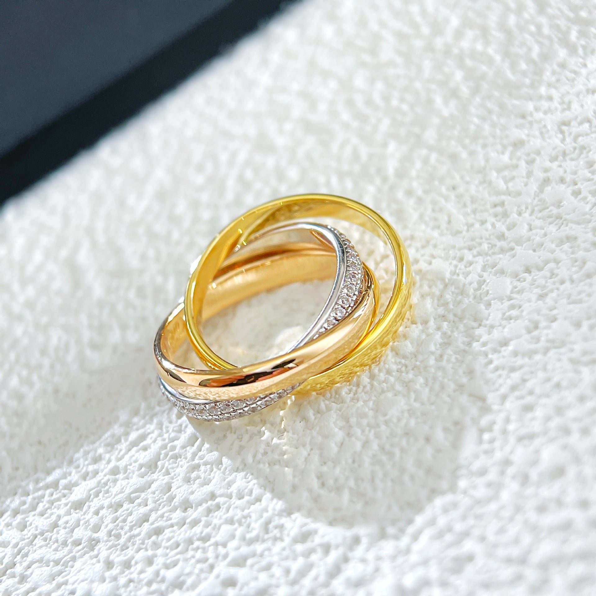 Wholesale Finely carved three-color three-ring diamond-studded ring