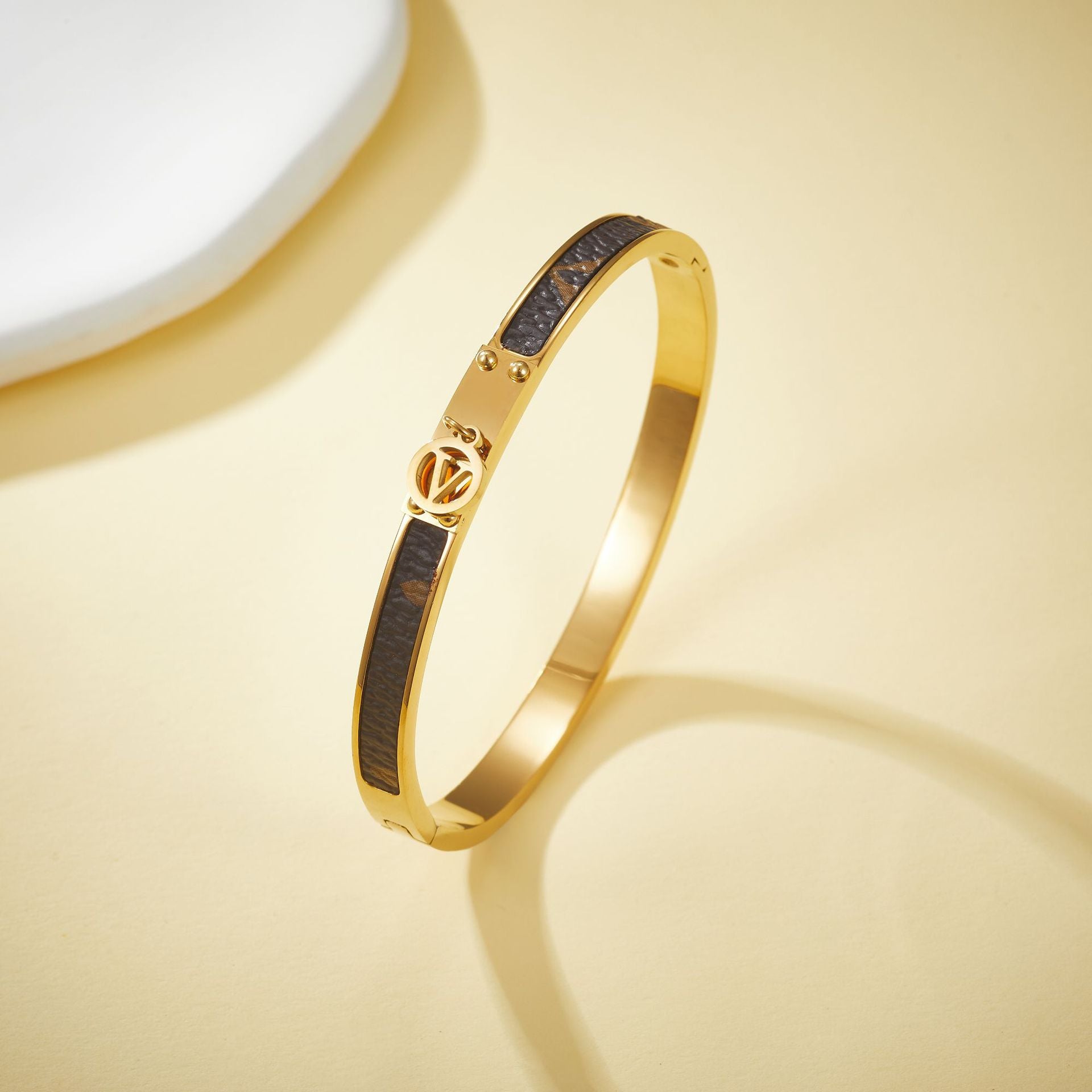 Wholesale Light Luxury Titanium Steel Electroplated Bracelet – Fashion Jewelry Accessory for Everyday Wear or Gift