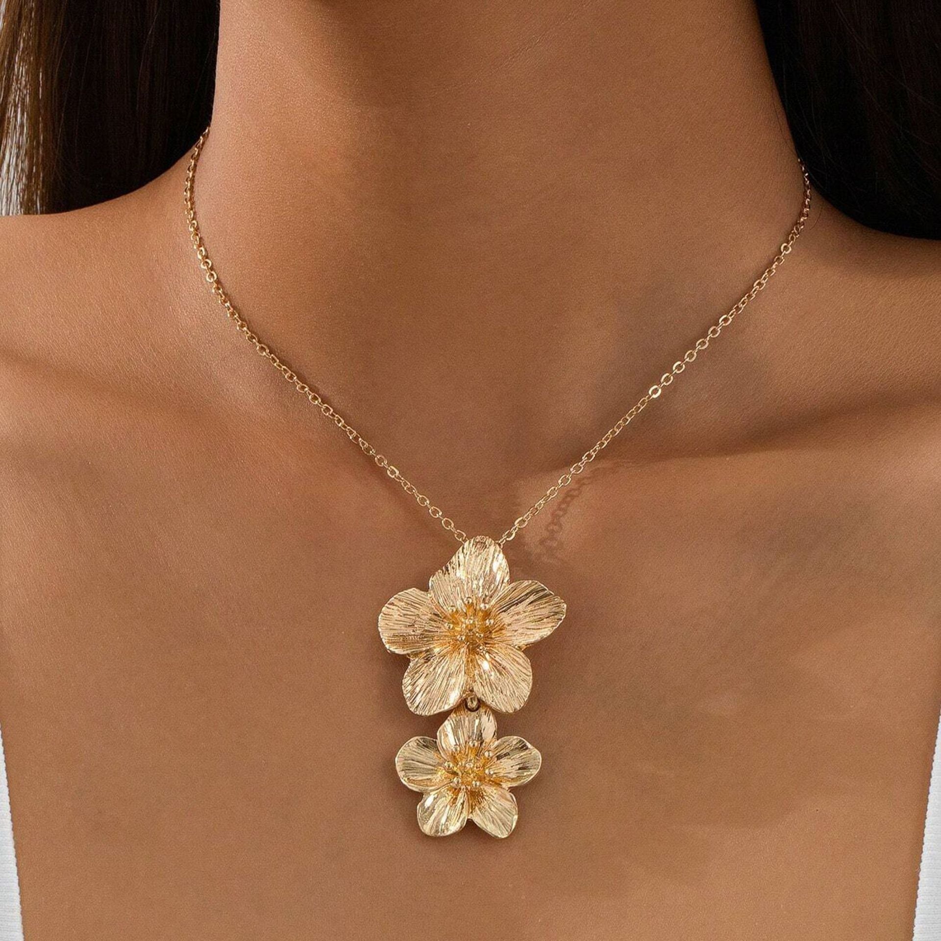 Wholesale flower pendant  elegant petal collarbone chain necklace